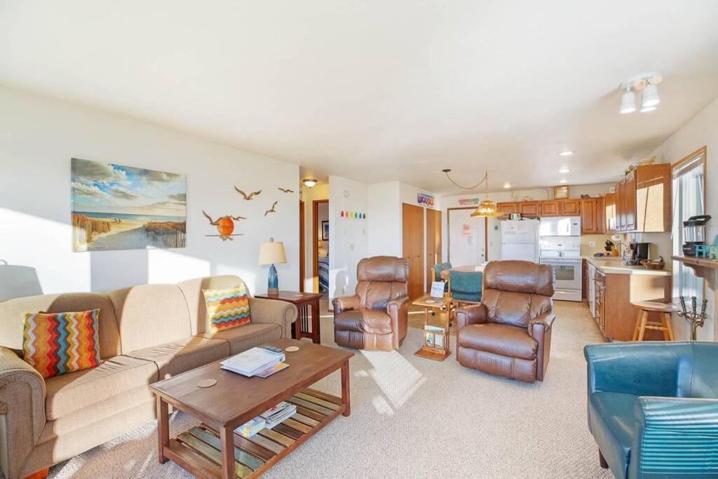 Waterfront Condo right on the Pacific Ocean view 5