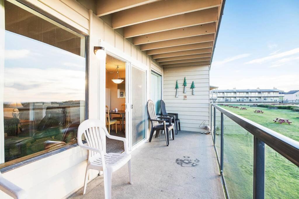 Waterfront Condo in Stunning Location view 3