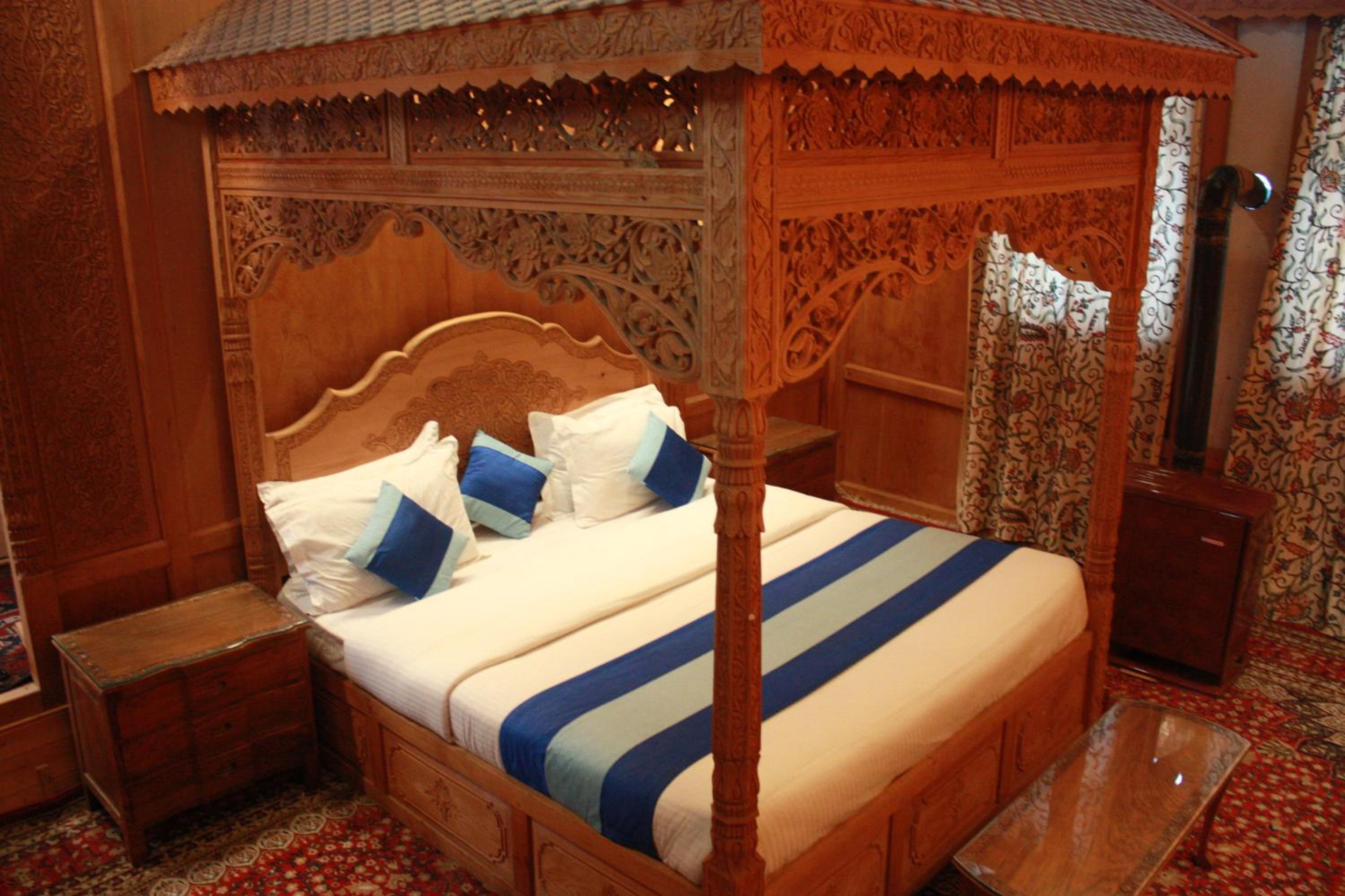 Khilona luxury Heritage Houseboats view 4