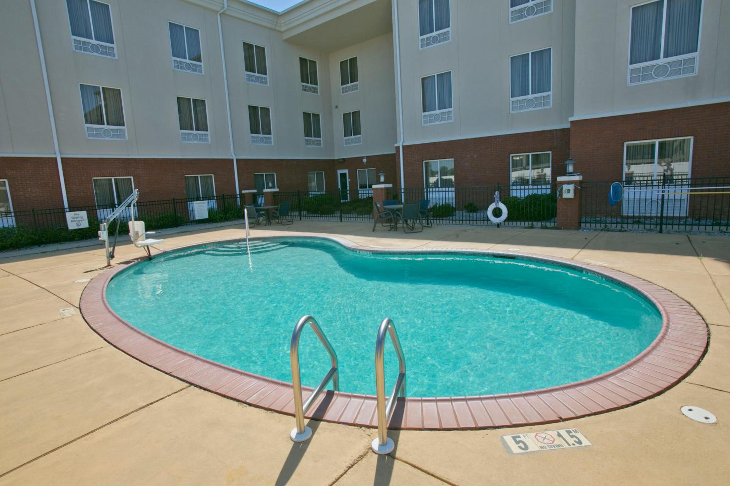 McComb Vacations - Holiday Inn Express  Suites Brookhaven, an IHG Hotel - Property Image 2