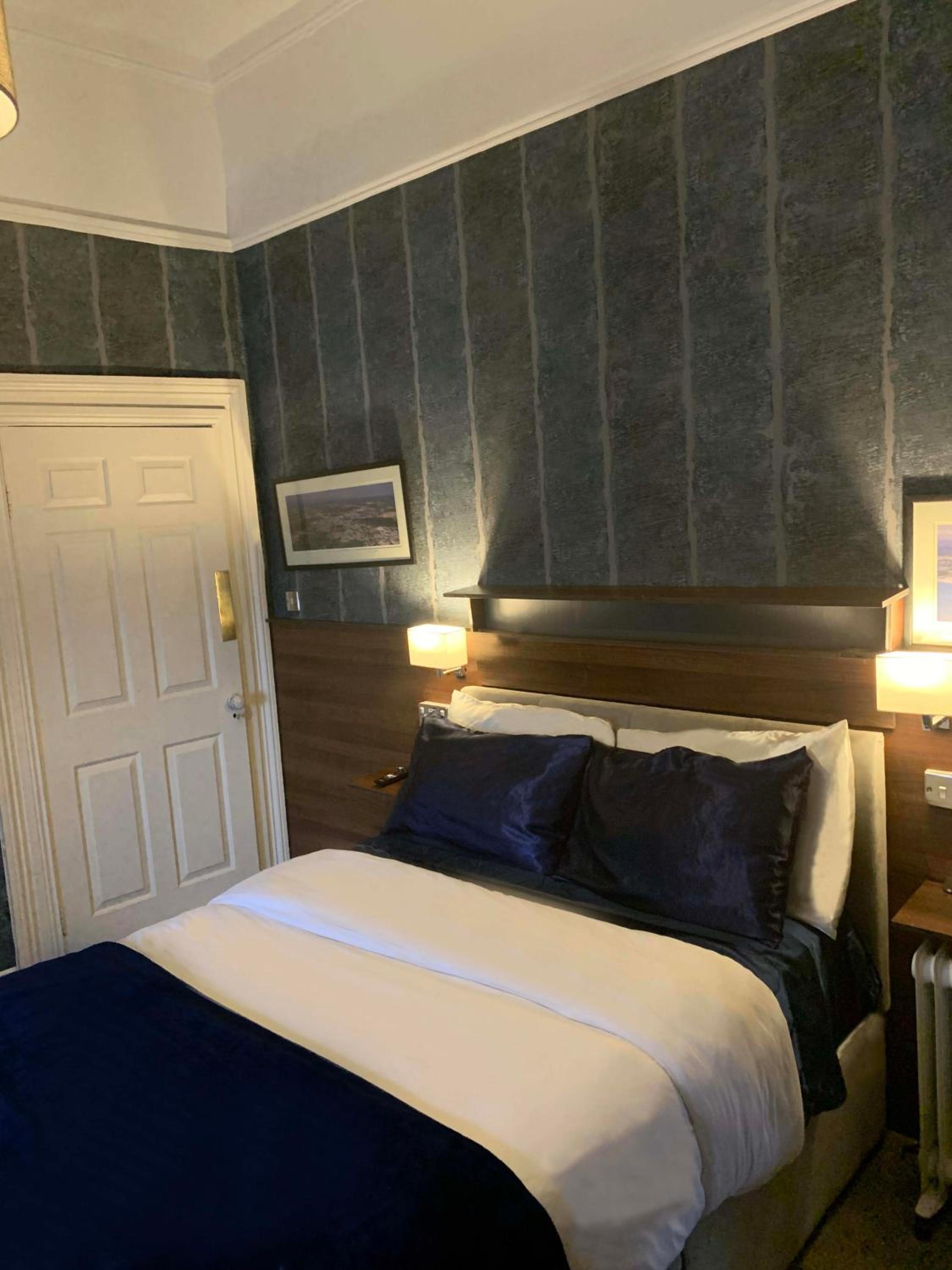 Upstairs Studio - Private kitchenette and Small en-suite