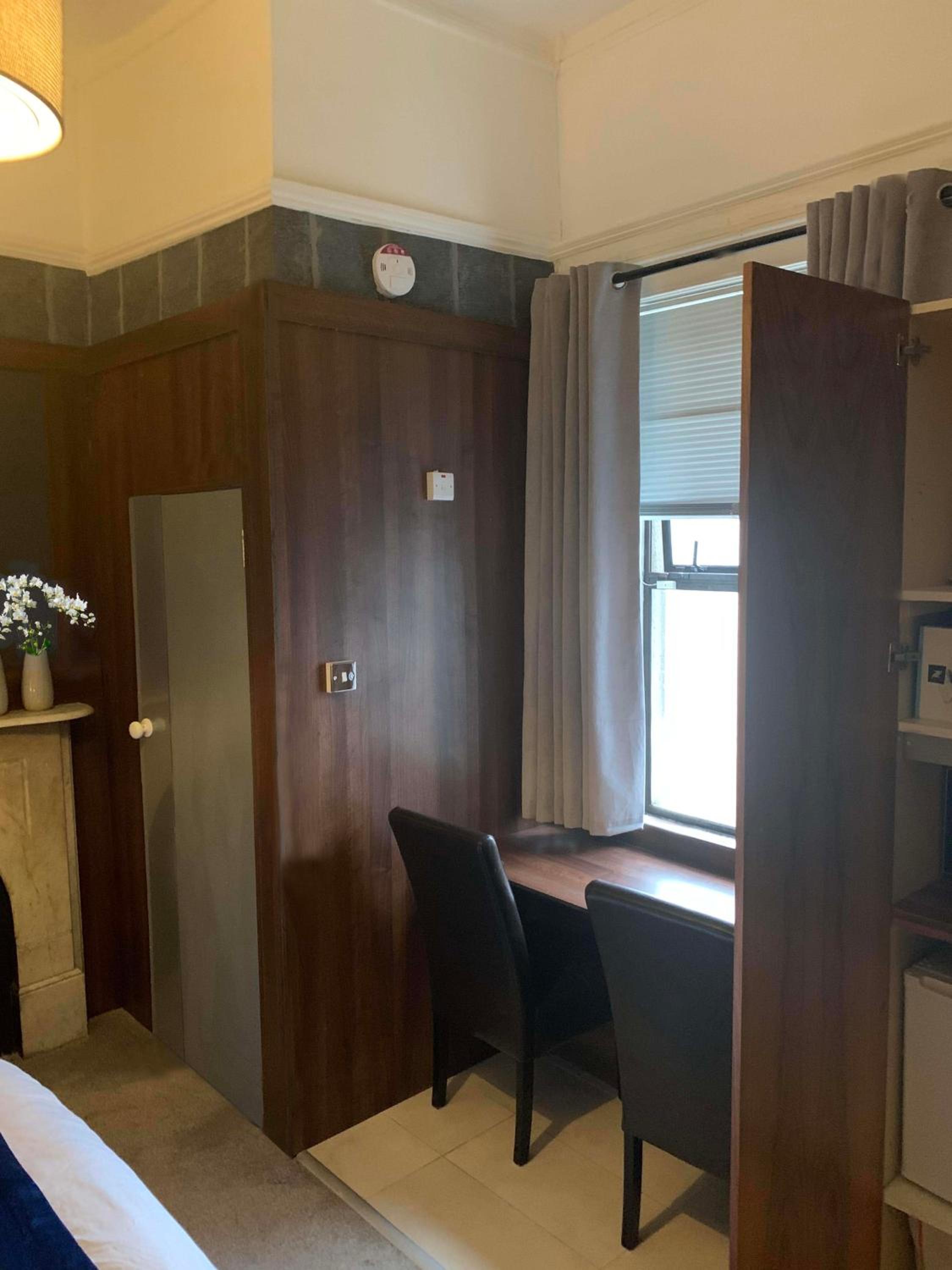 Upstairs Studio - Private kitchenette and Small en-suite