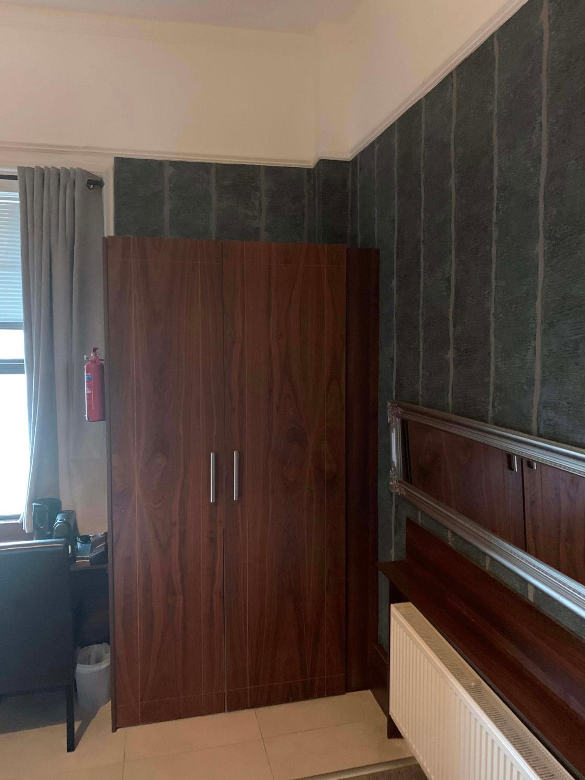 Upstairs Studio - Private kitchenette and Small en-suite