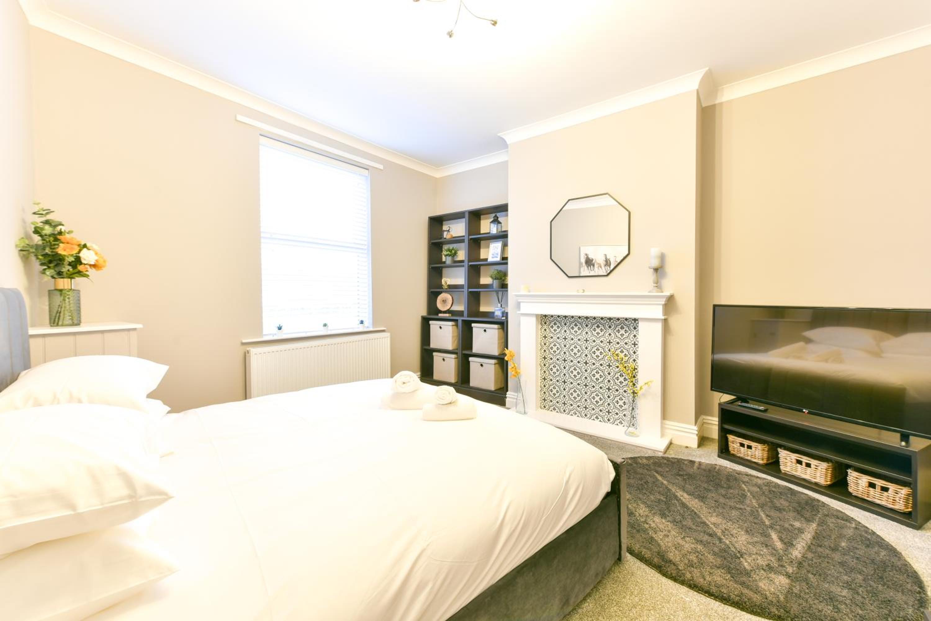4 Bedroom, 2 bathroom house - Free Parking view 2