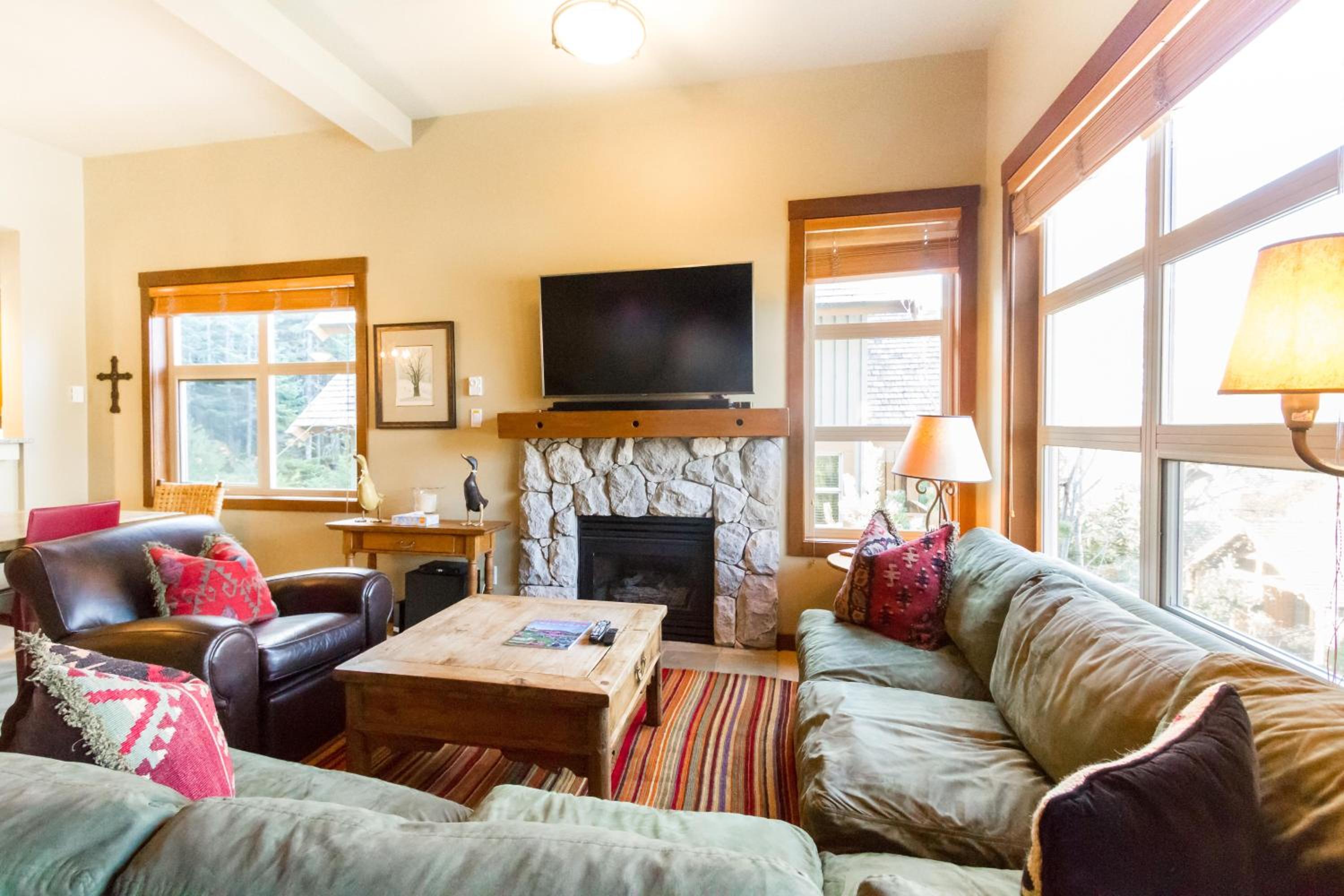 Ski in Ski out Minutes from Village, Private Hot Tub Sleeps 6 Free Shuttle view 4