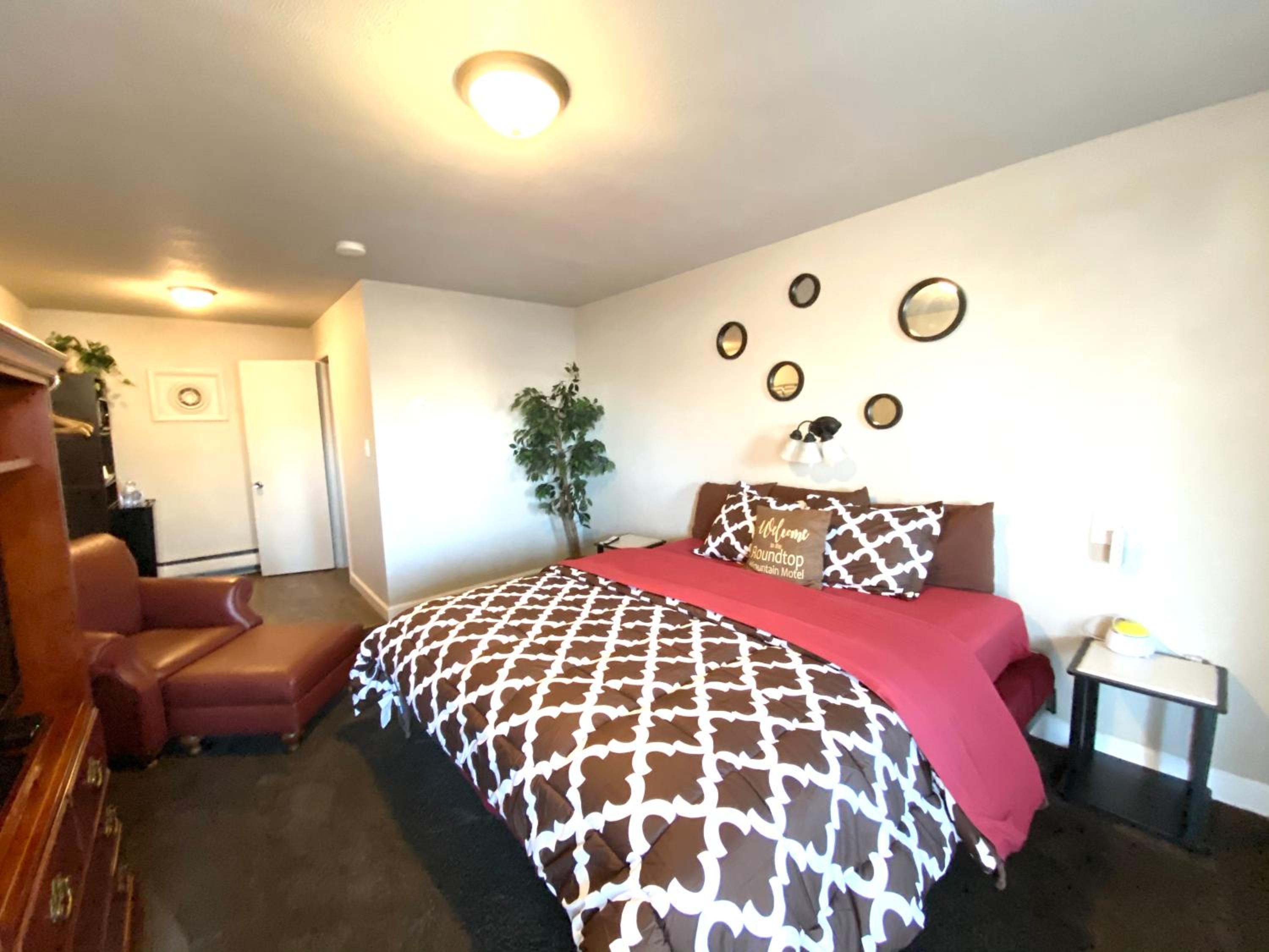 Roundtop Mountain Vista - Cabins and Motel