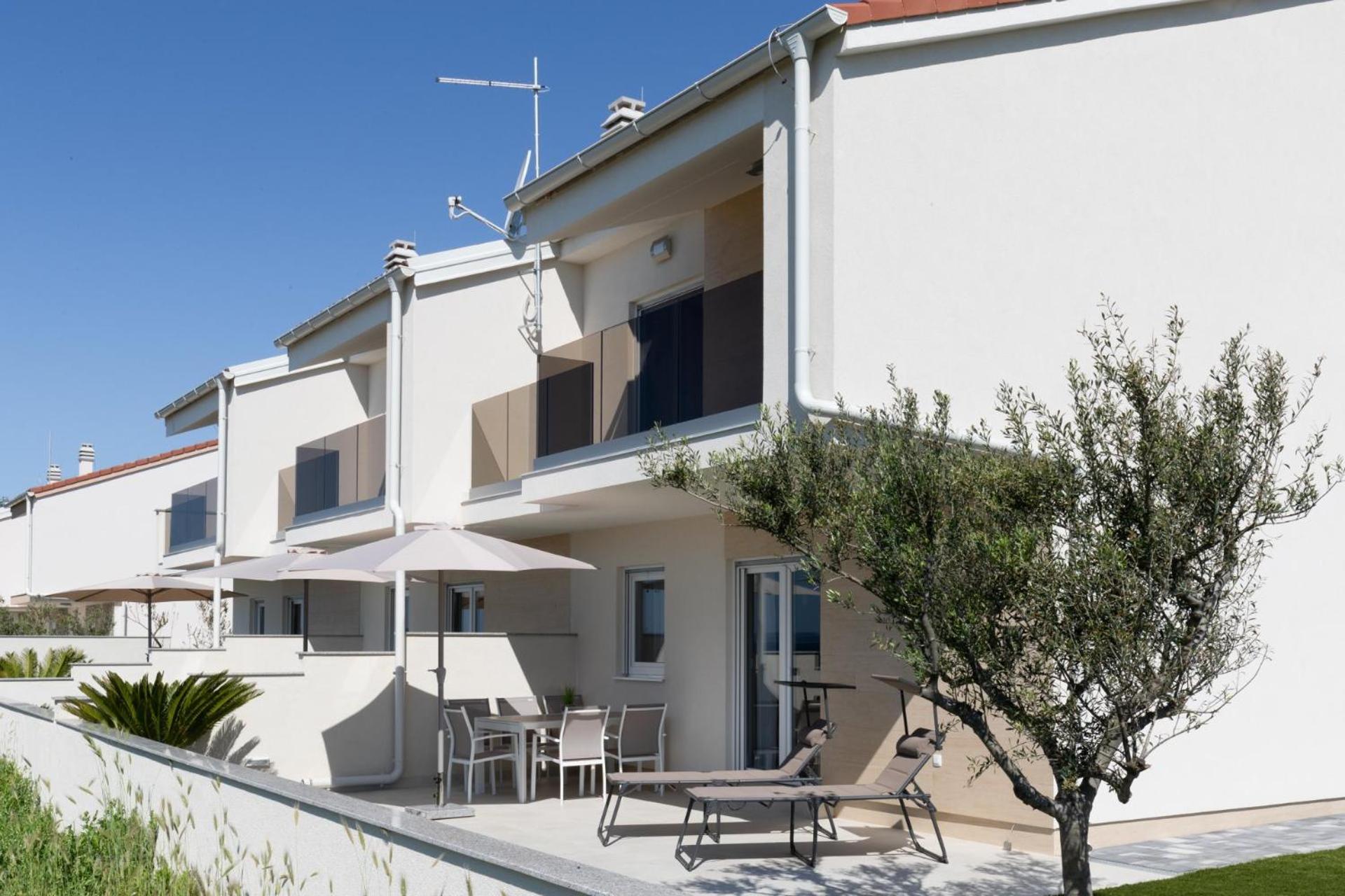 Beachfront Reiterer Villa V3 with Jacuzzi 30 meters from the Beach - CROWONDER LUXURY RENT view 2
