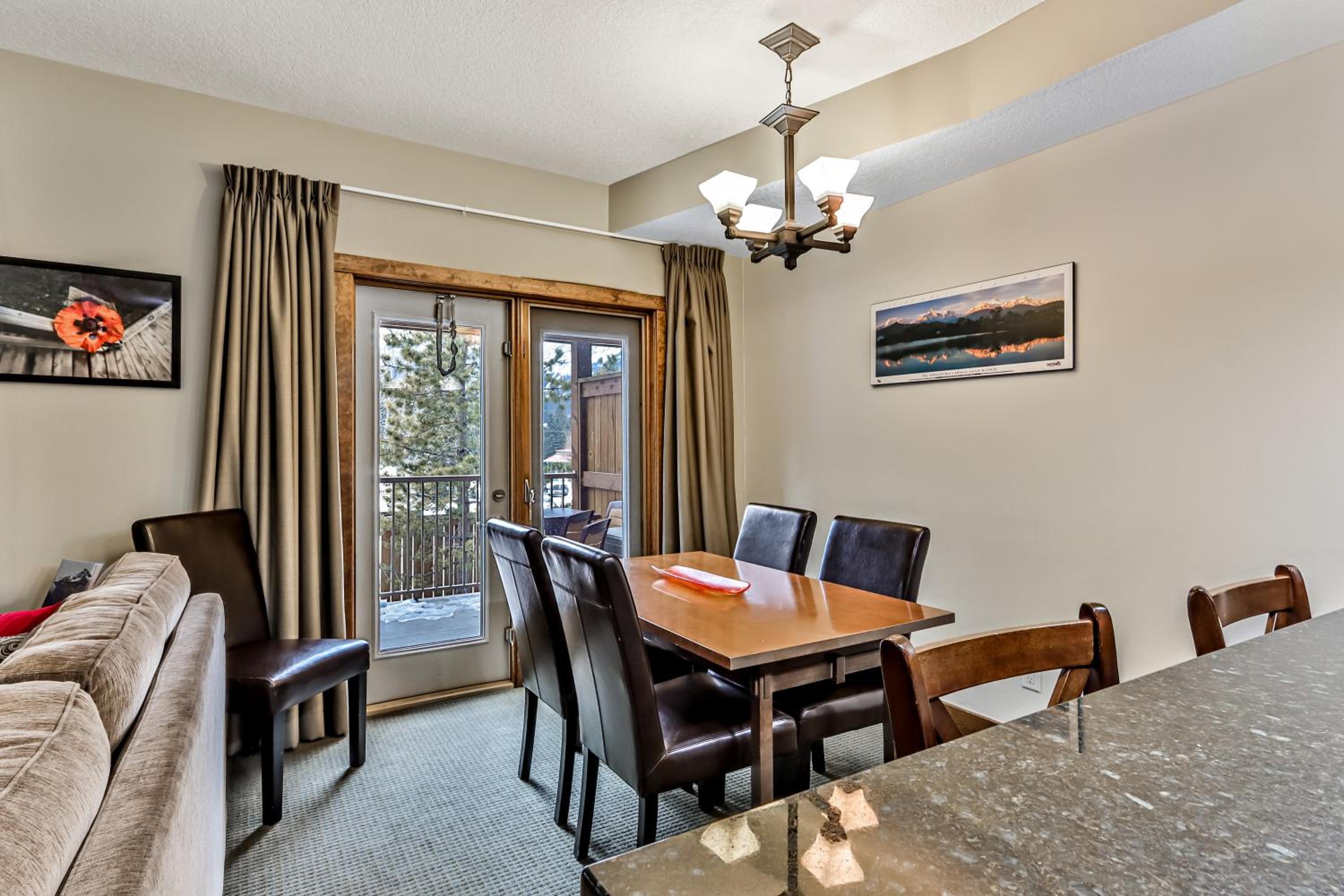Spacious, Pet Friendly, Townhouse Hot Tub Perfect for Families!