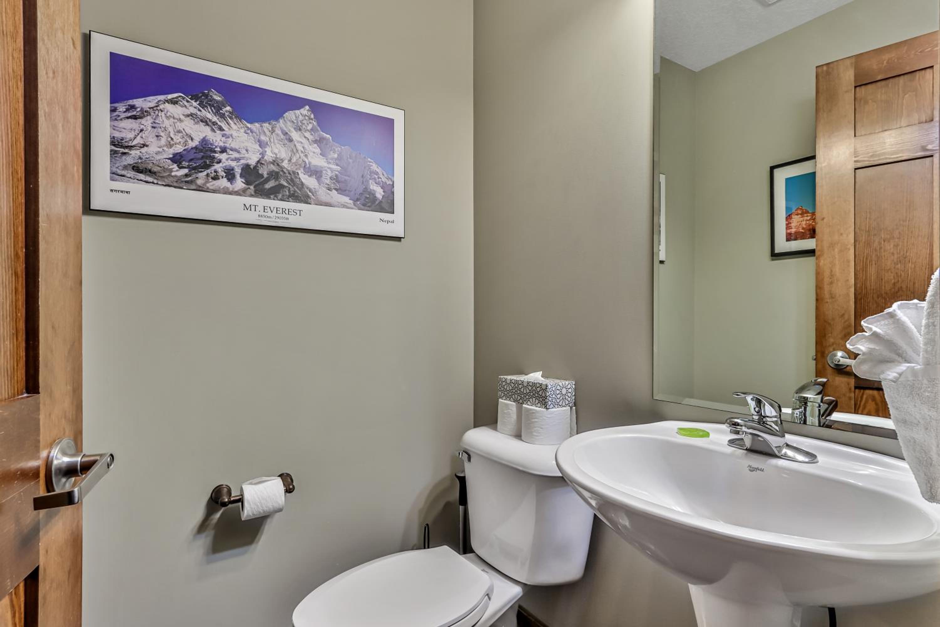 Spacious, Pet Friendly, Townhouse Hot Tub Perfect for Families!
