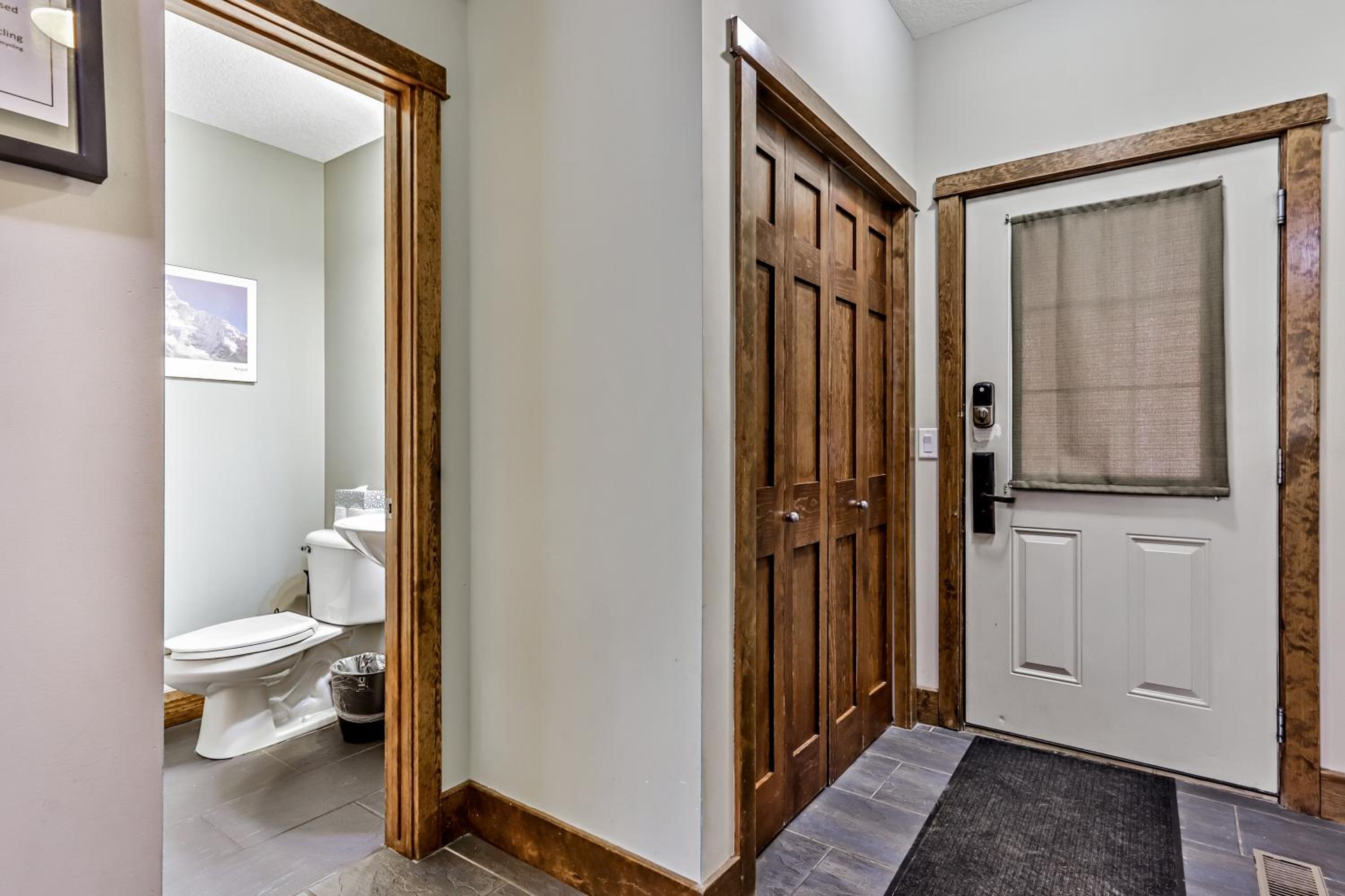 Spacious, Pet Friendly, Townhouse Hot Tub Perfect for Families!