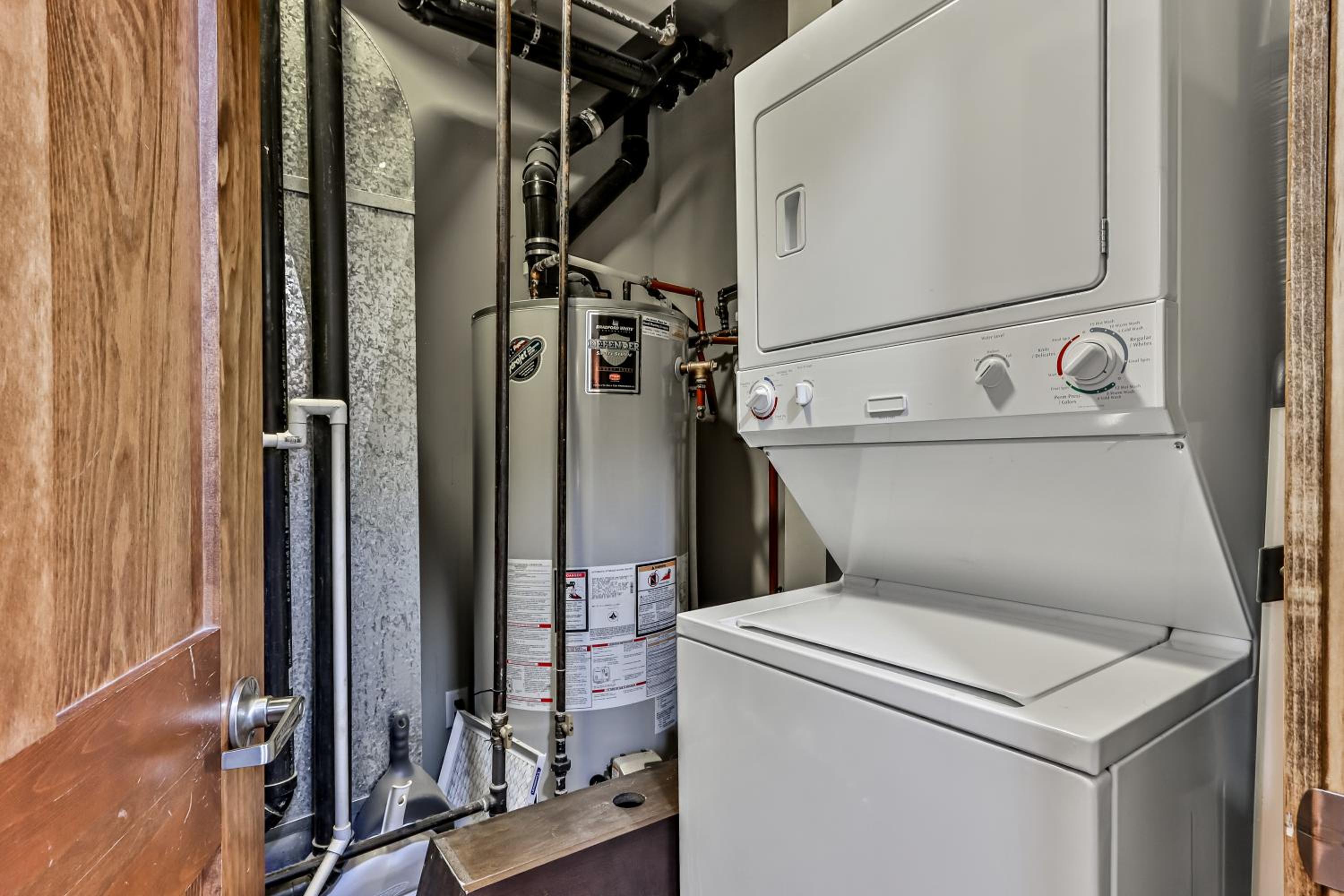 Spacious, Pet Friendly, Townhouse Hot Tub Perfect for Families!