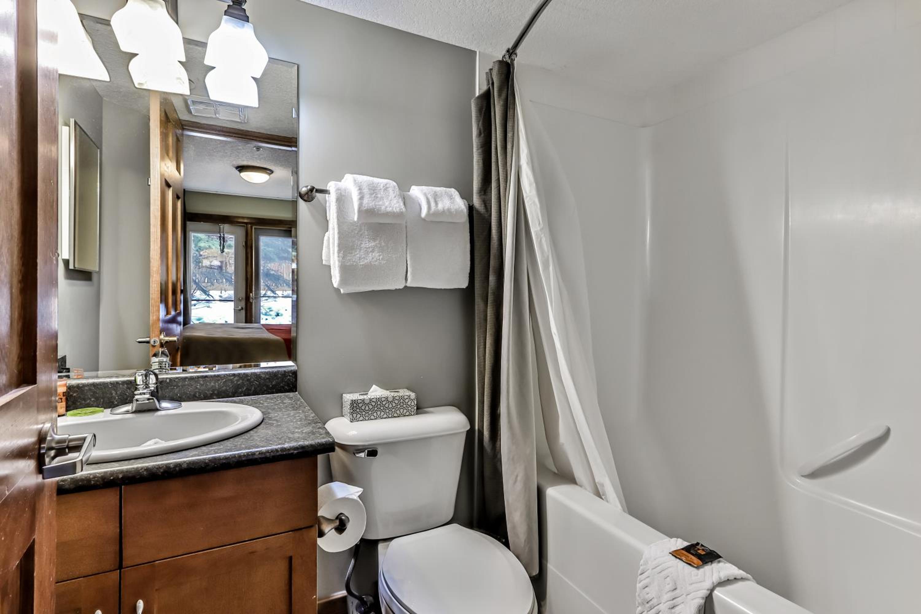 Spacious, Pet Friendly, Townhouse Hot Tub Perfect for Families!