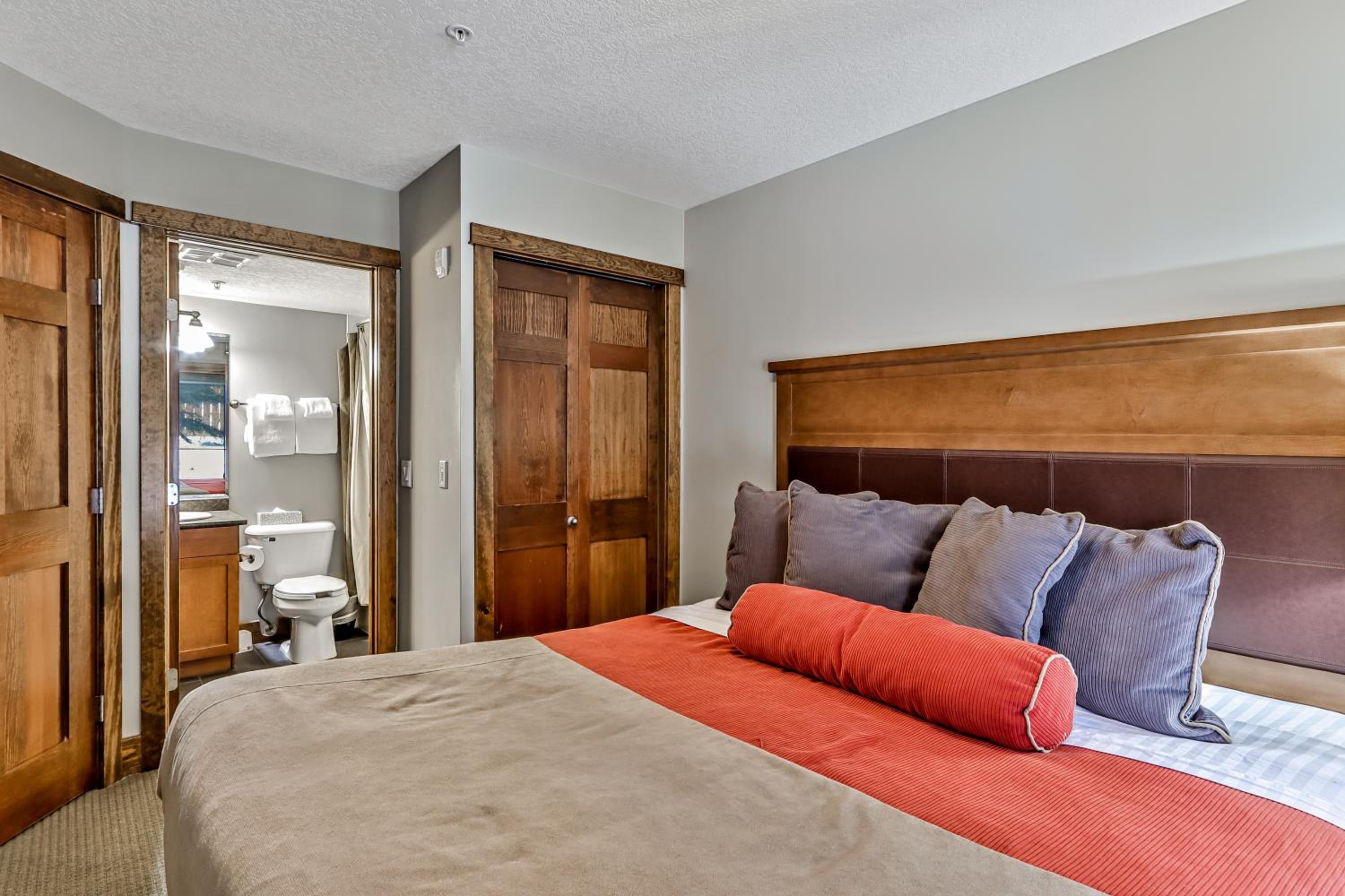 Spacious, Pet Friendly, Townhouse Hot Tub Perfect for Families!