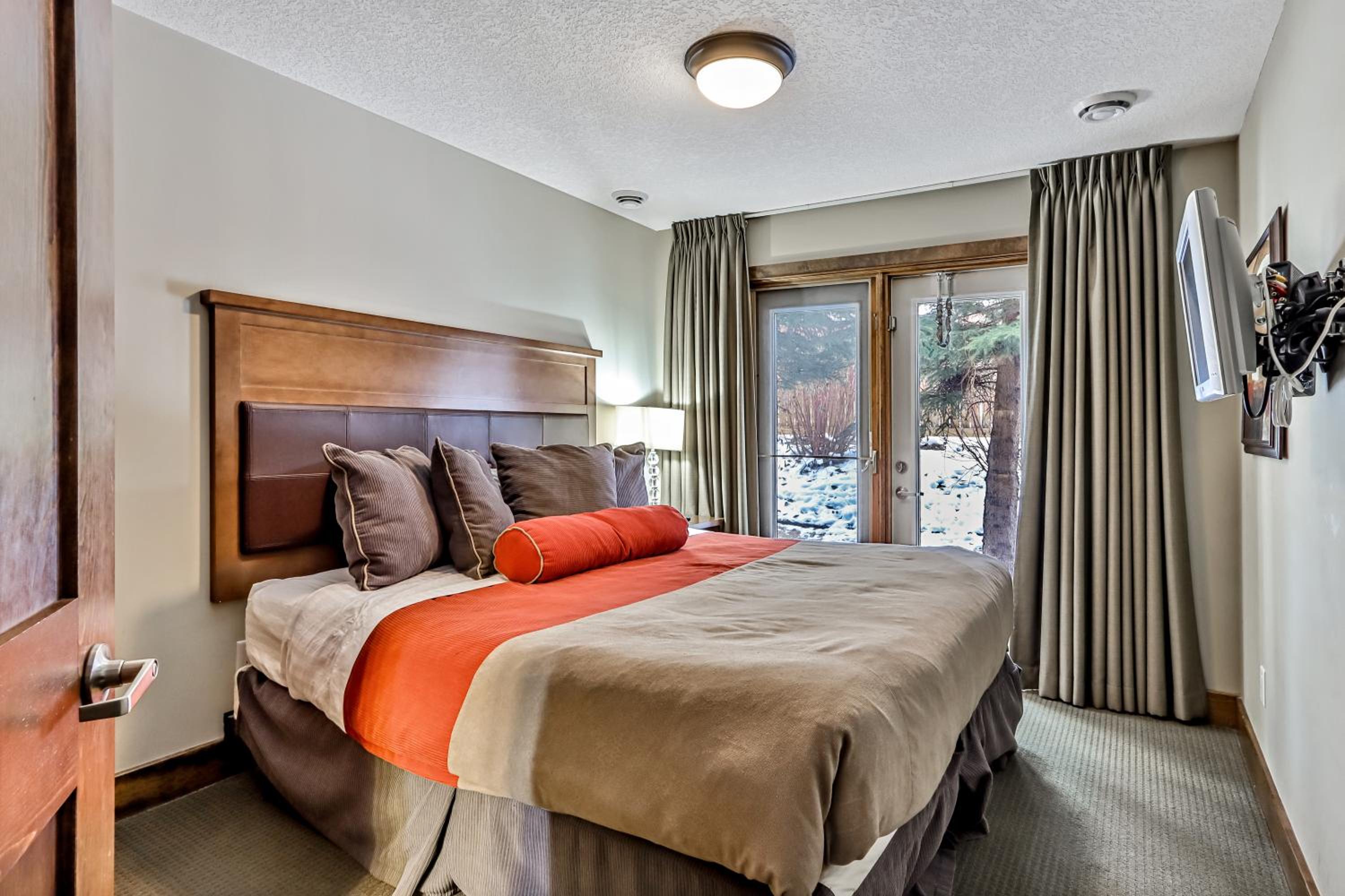 Spacious, Pet Friendly, Townhouse Hot Tub Perfect for Families!