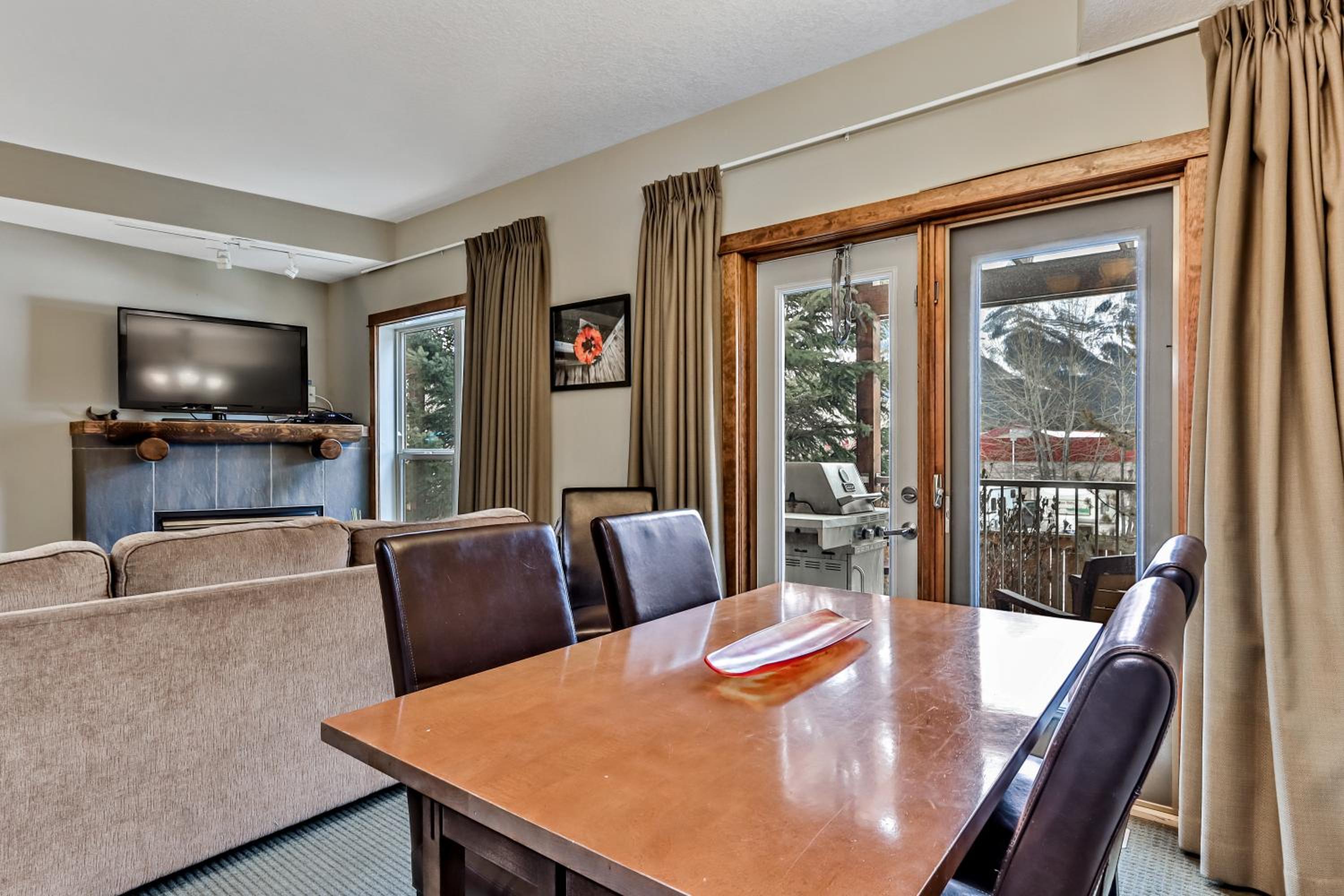 Spacious, Pet Friendly, Townhouse Hot Tub Perfect for Families!