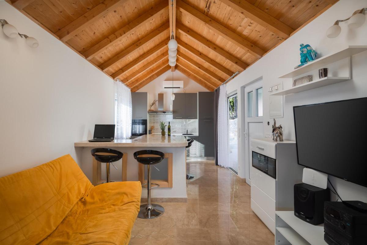 Villa LeoMa with heated pool photo 4