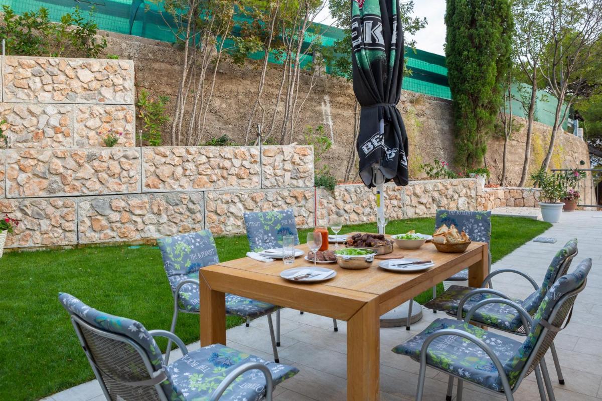 Villa LeoMa with heated pool photo 5
