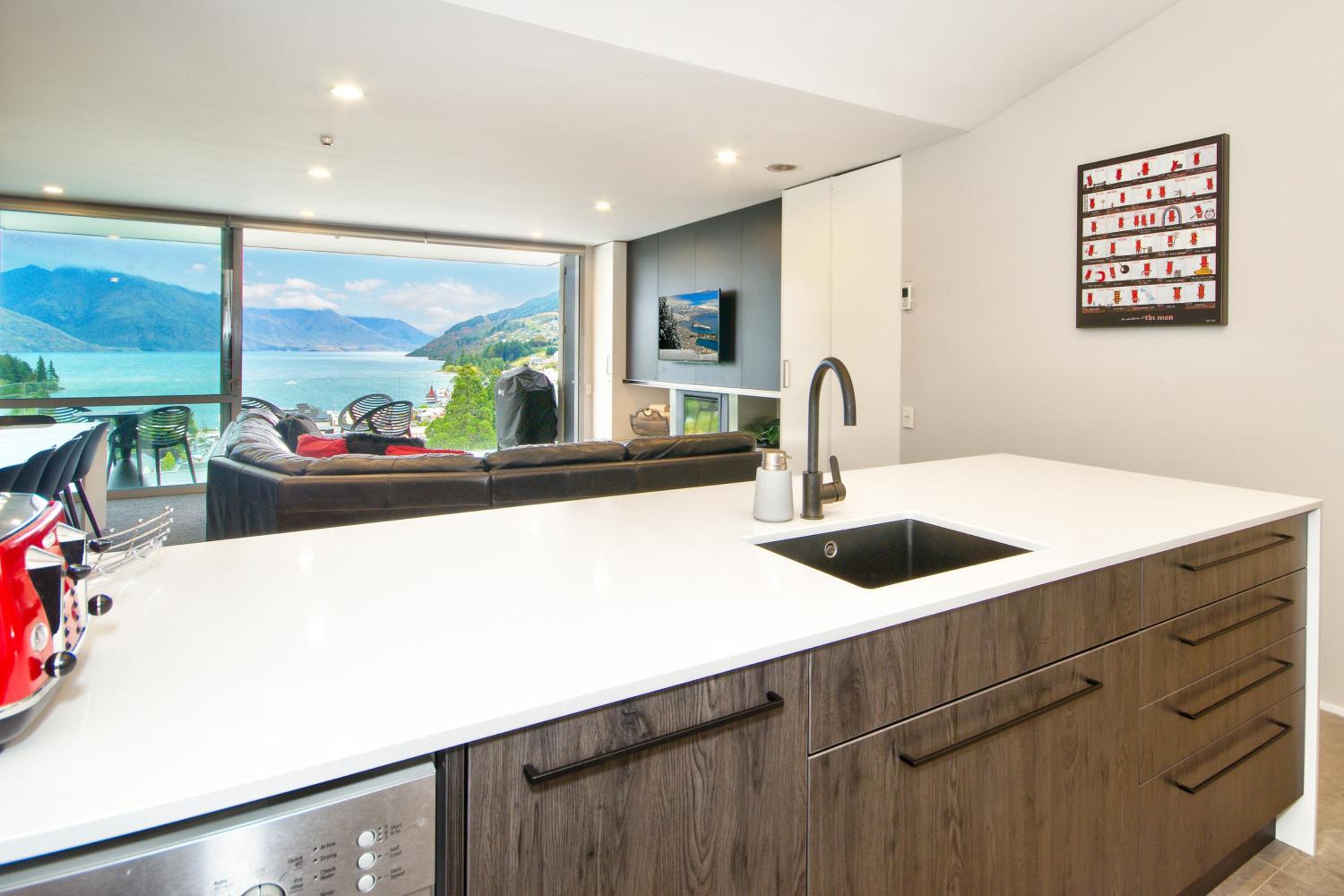 Lakeview 5BR Apartment Walk to Town view 2