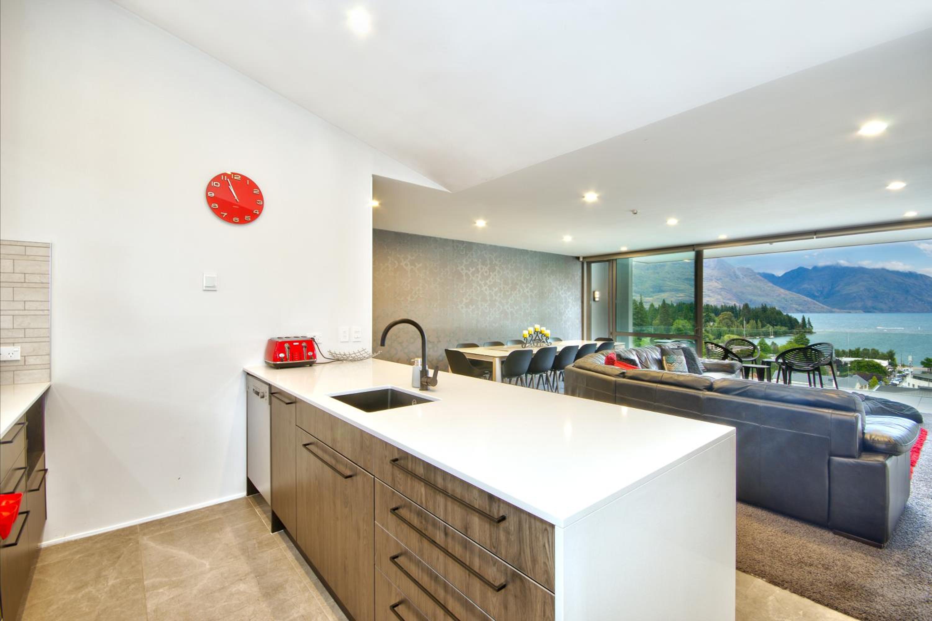 Hotel Luxury on the Lake - Image 1