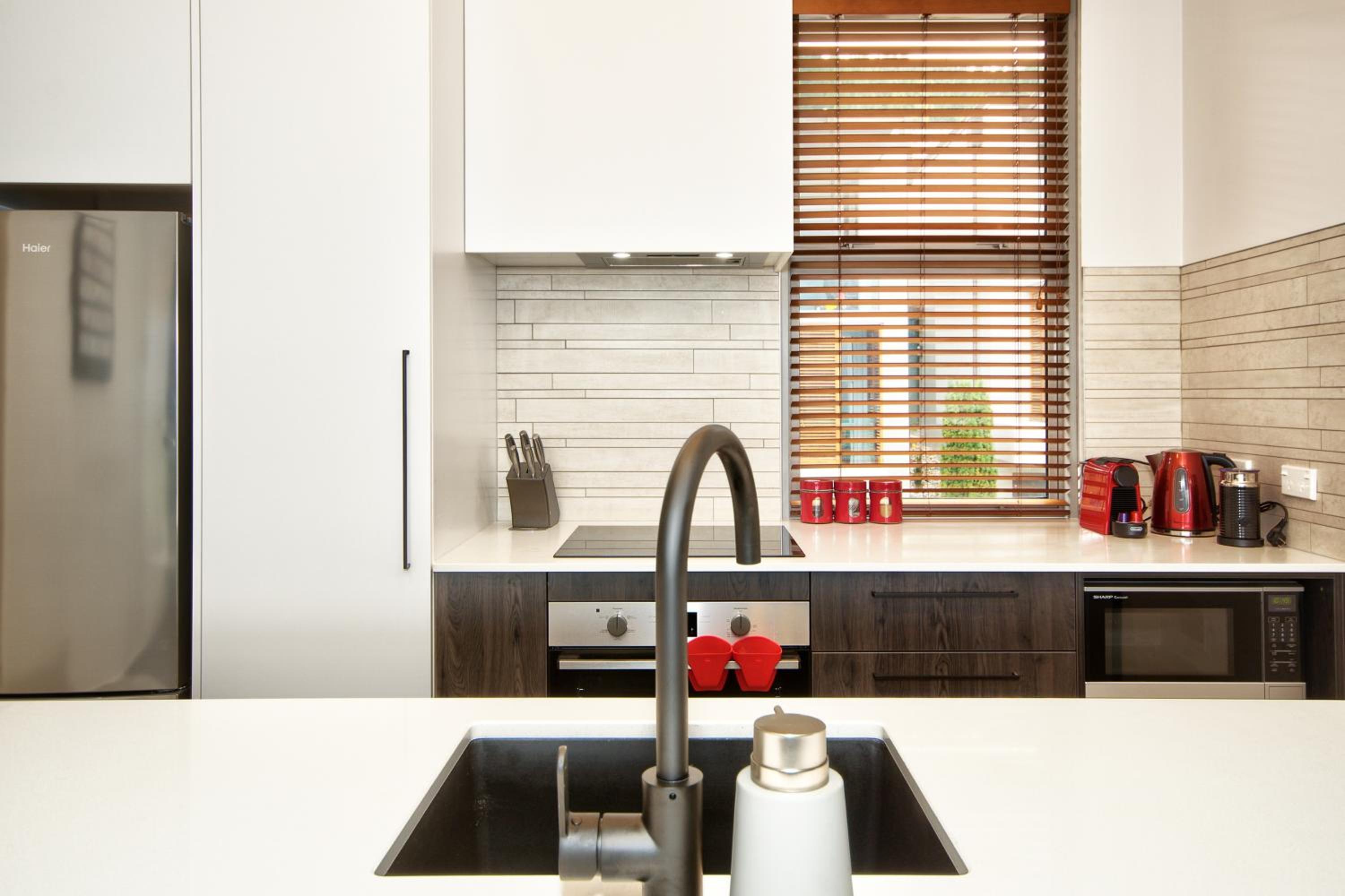 Lakeview 5BR Apartment Walk to Town view 3