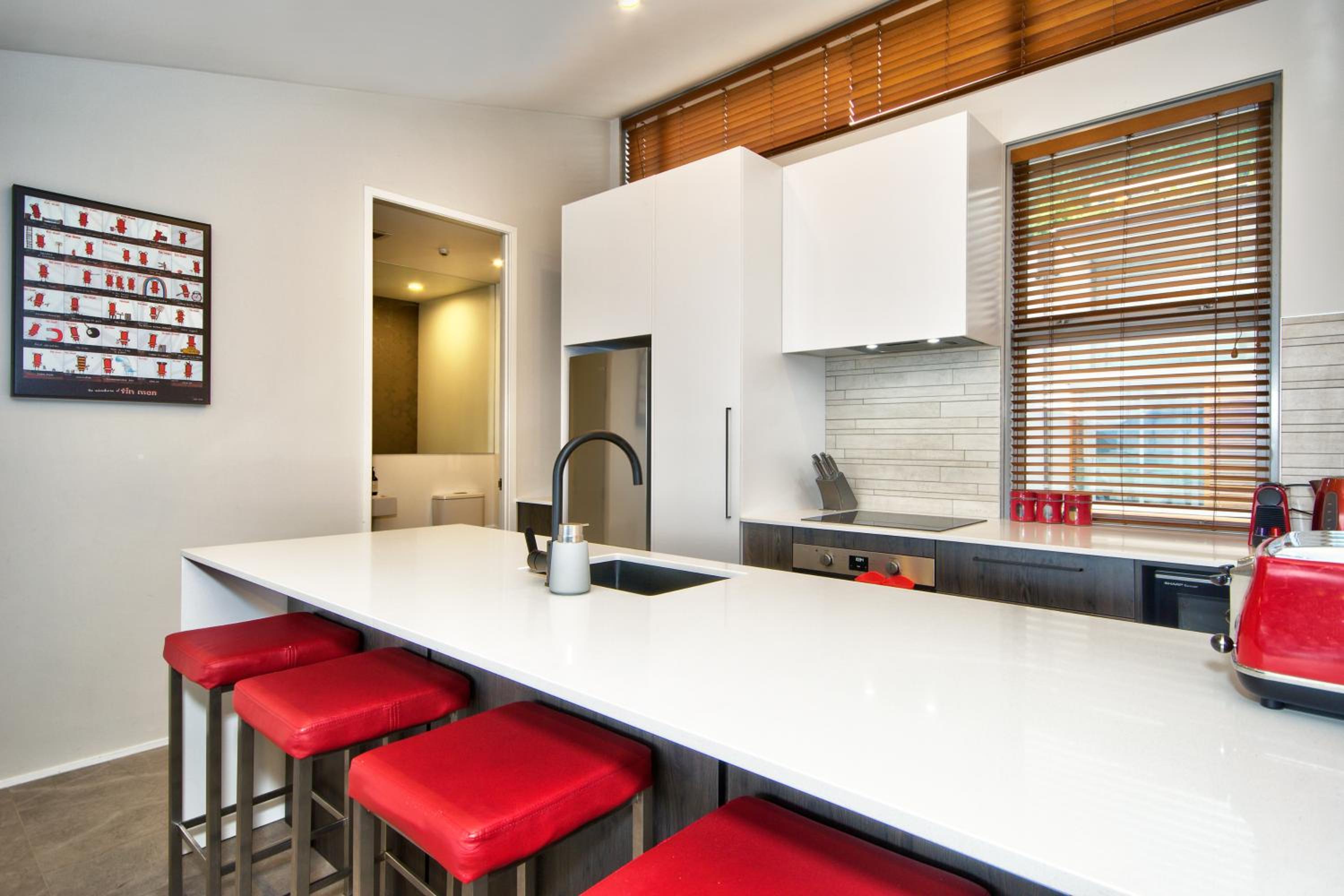 Lakeview 5BR Apartment Walk to Town view 4