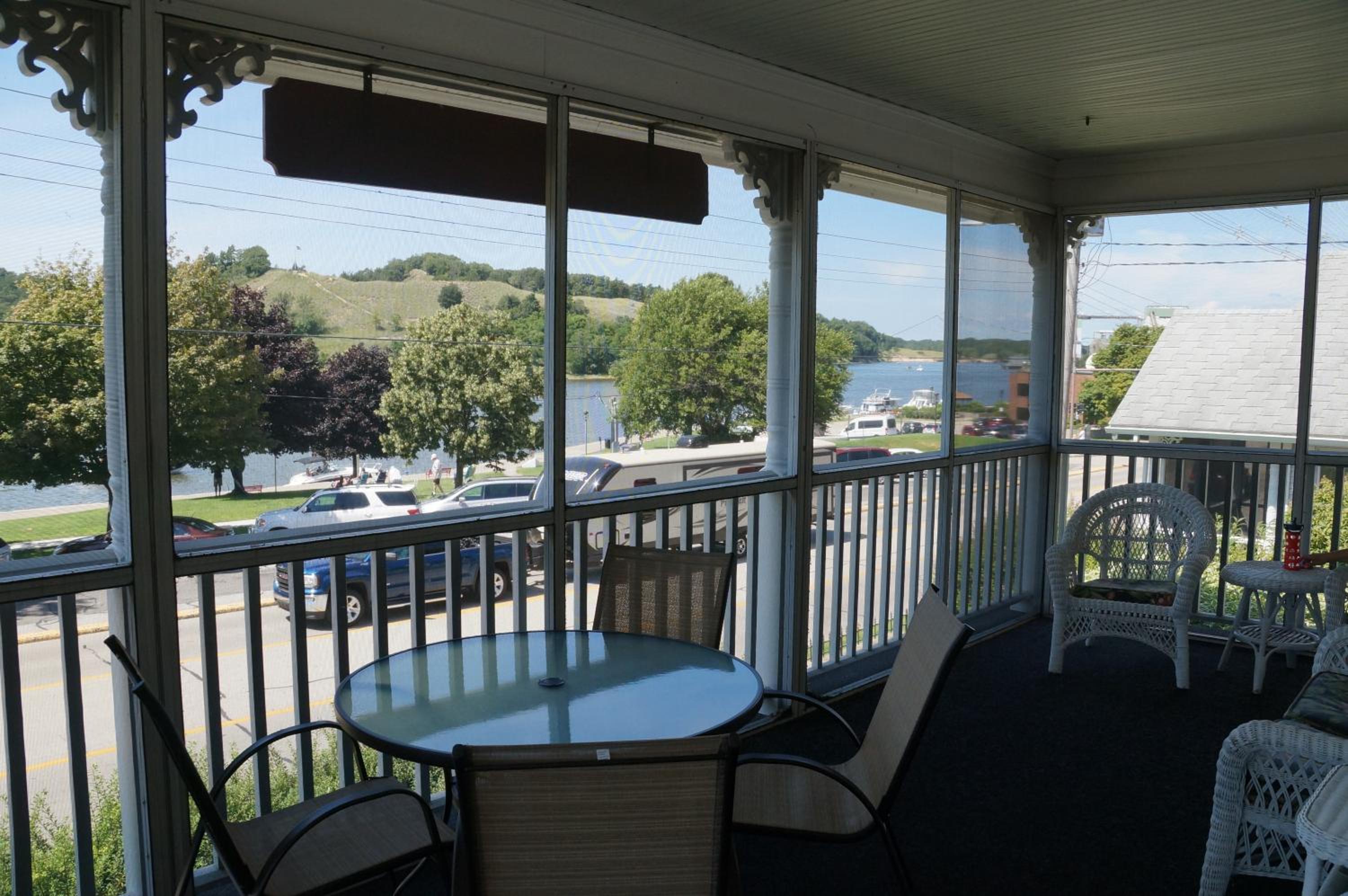 Harbor House Inn