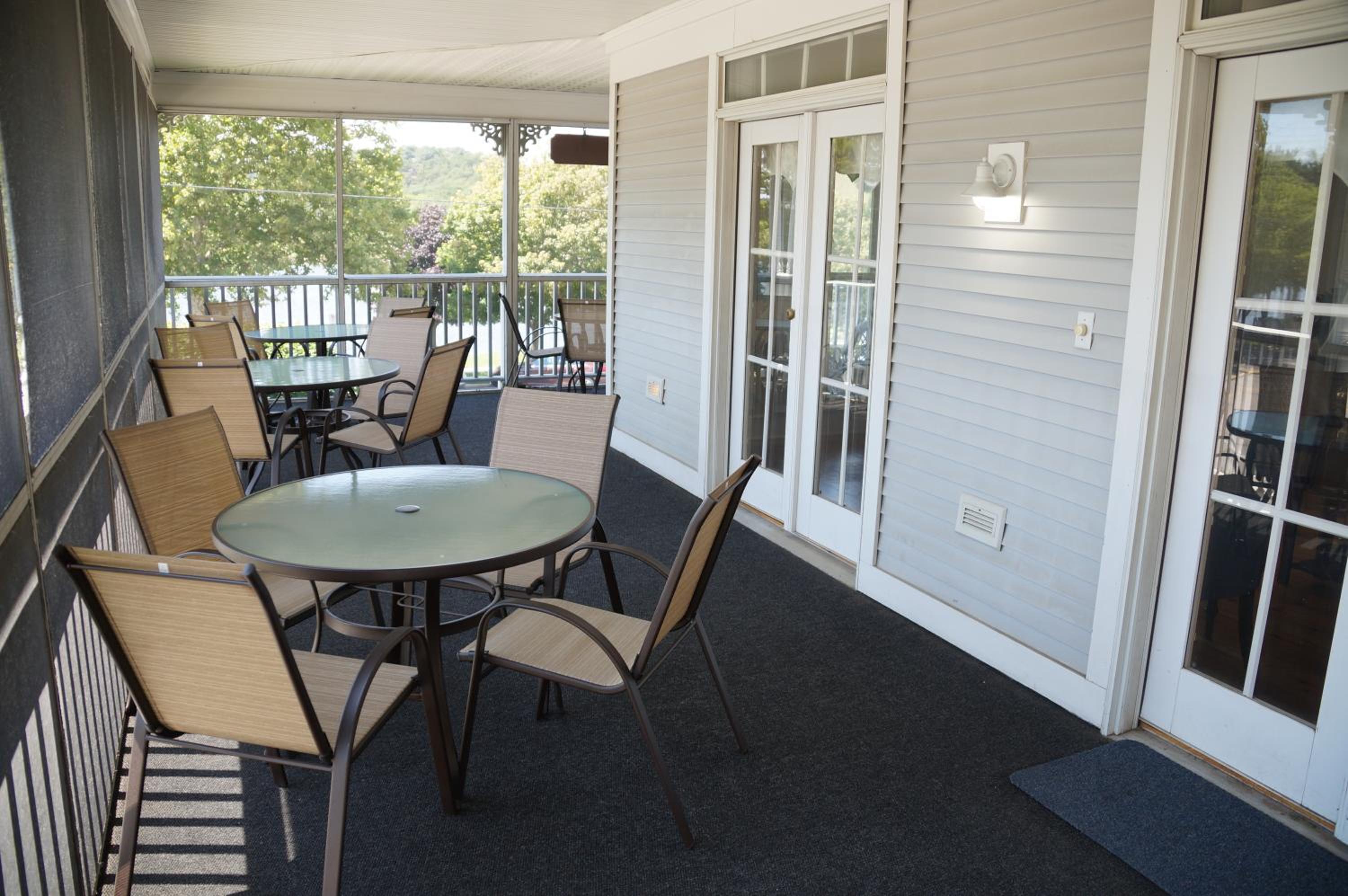 Harbor House Inn
