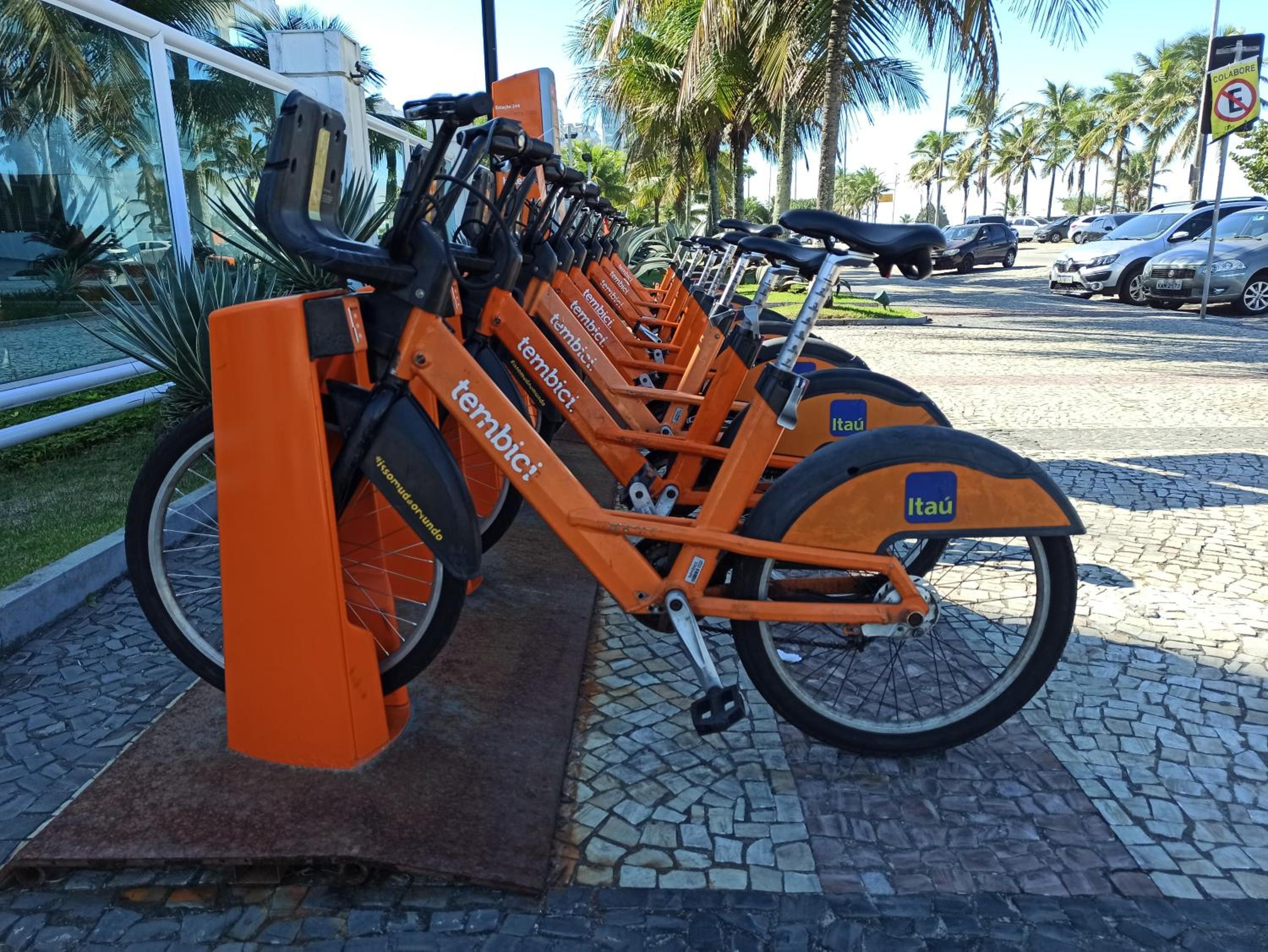 Barra Prime Flats, Ed Mediterrâneo, wi-fi 400Mb, balsa pra praia grátis, ar condicionado novo!