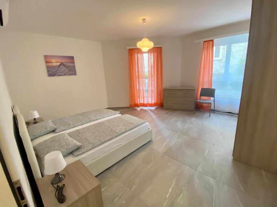 Lungolago Rosso view 5