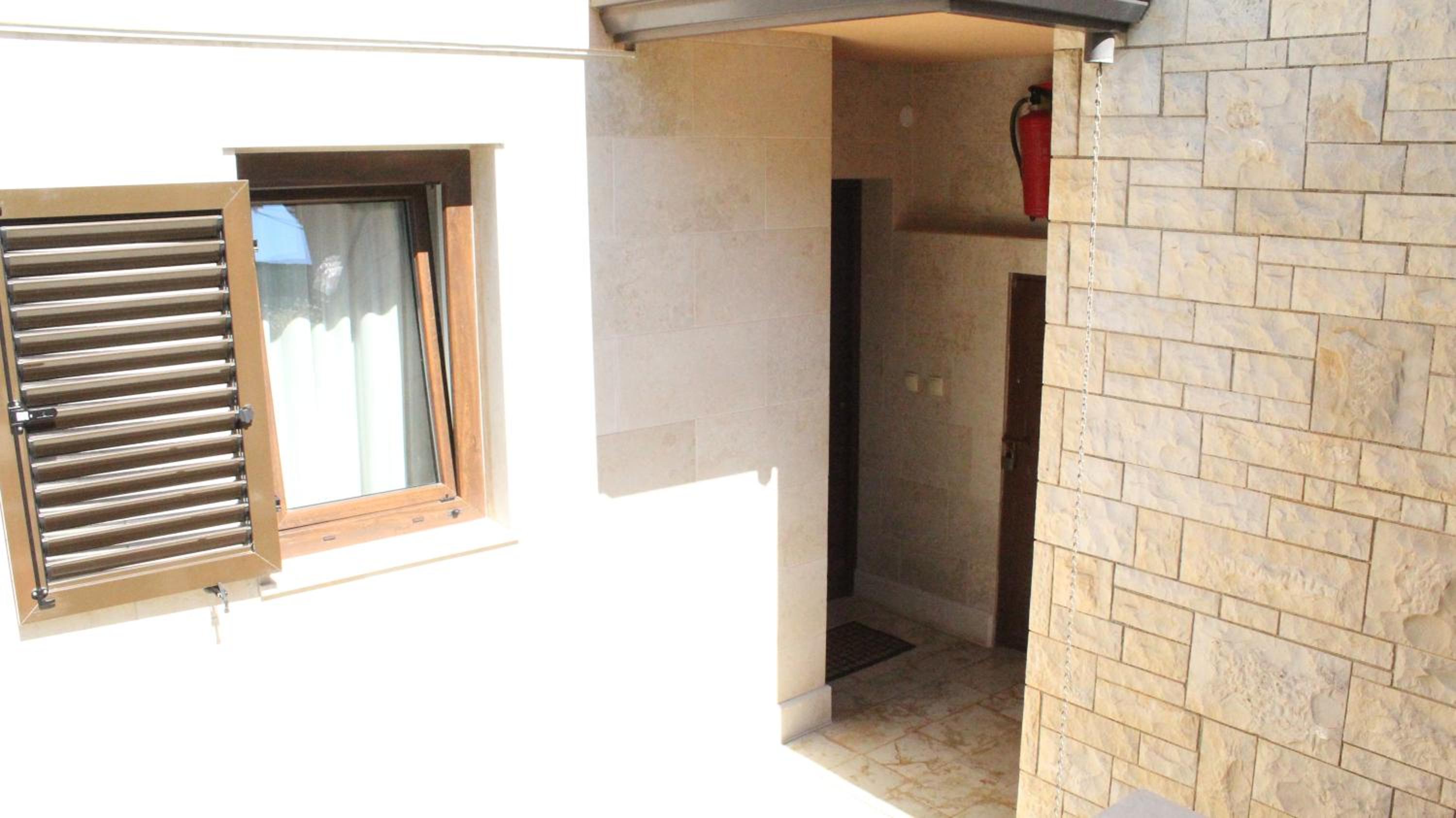Apartman 100m2, full opremljen, privatni parking.