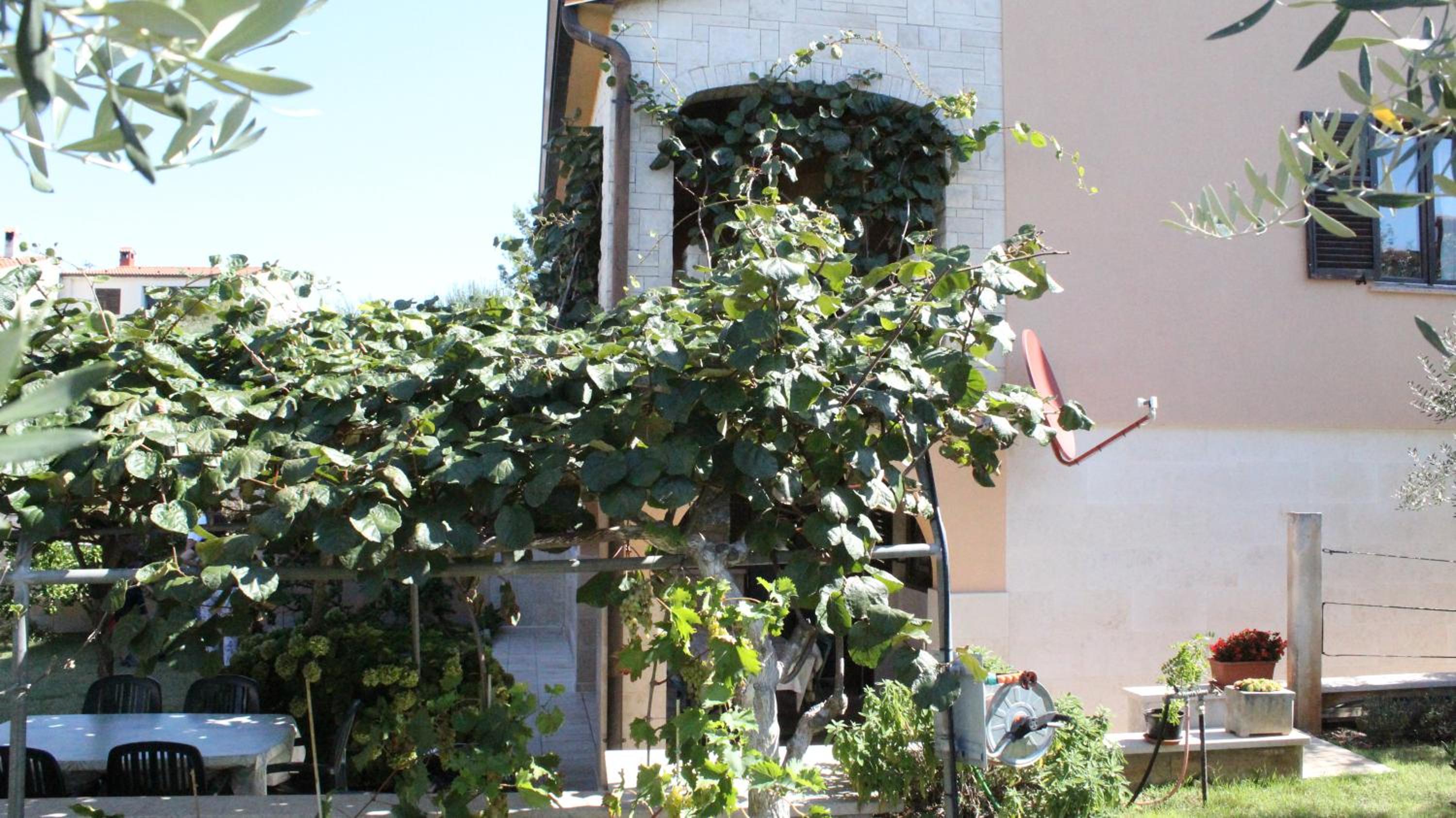 Apartman 100m2, full opremljen, privatni parking.