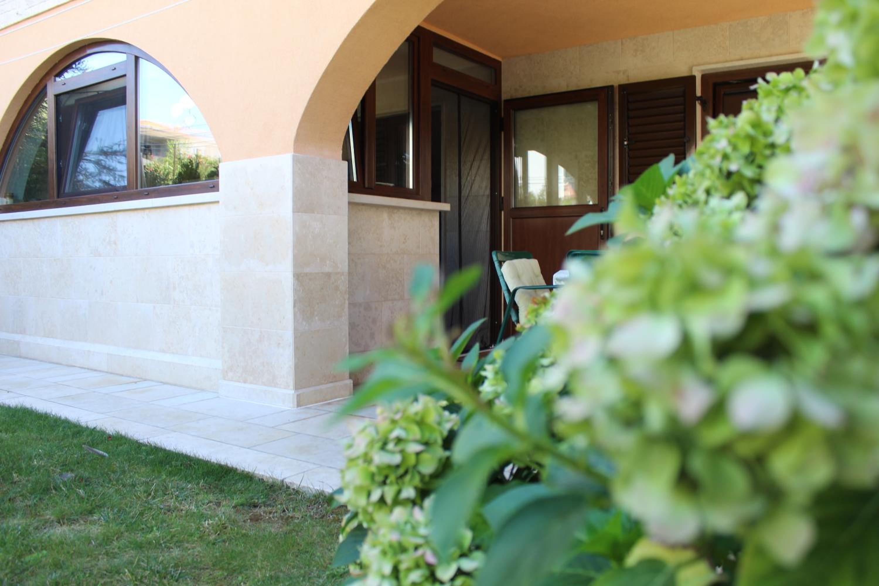 Apartman 100m2, full opremljen, privatni parking.