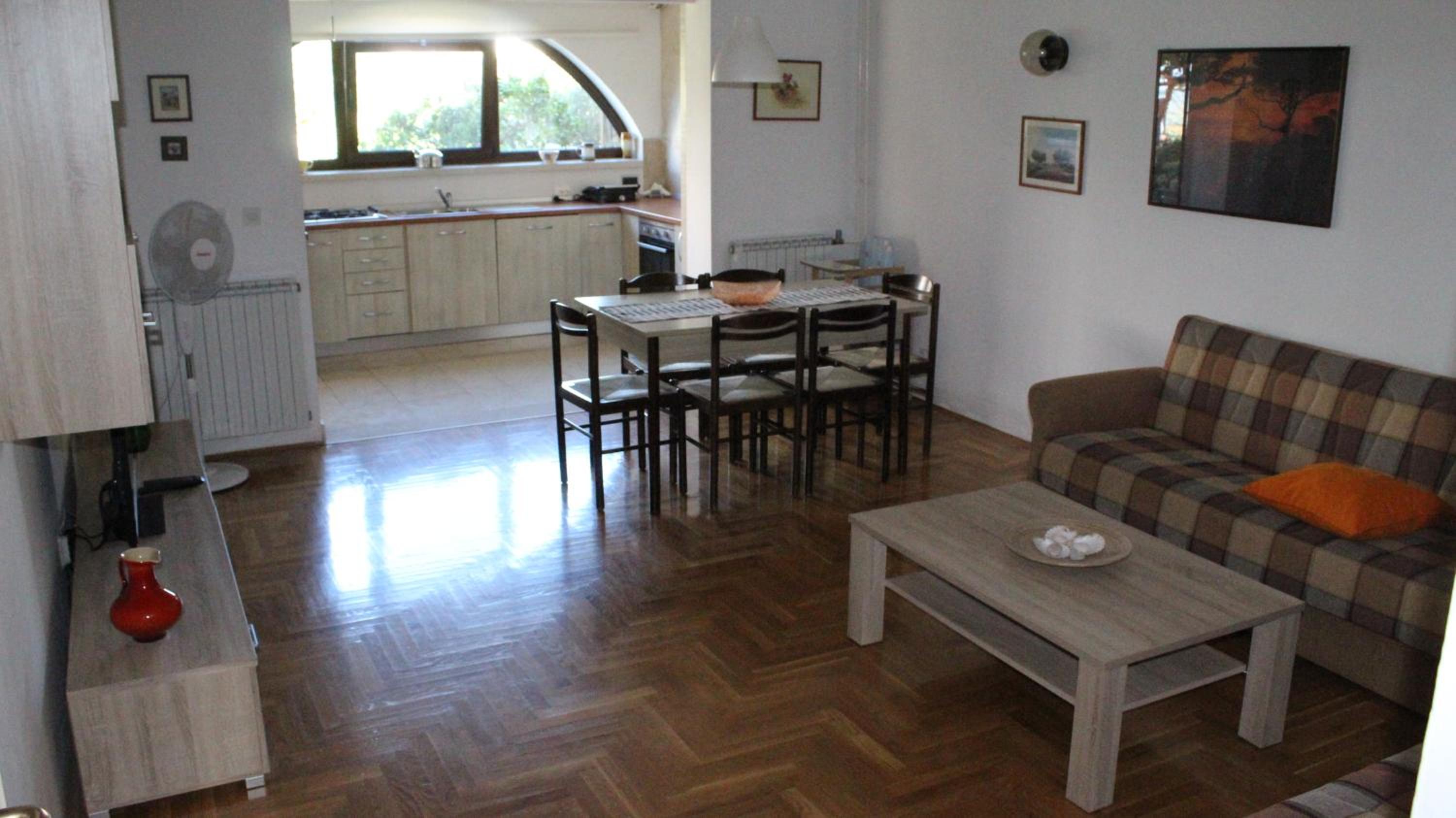 Apartman 100m2, full opremljen, privatni parking.
