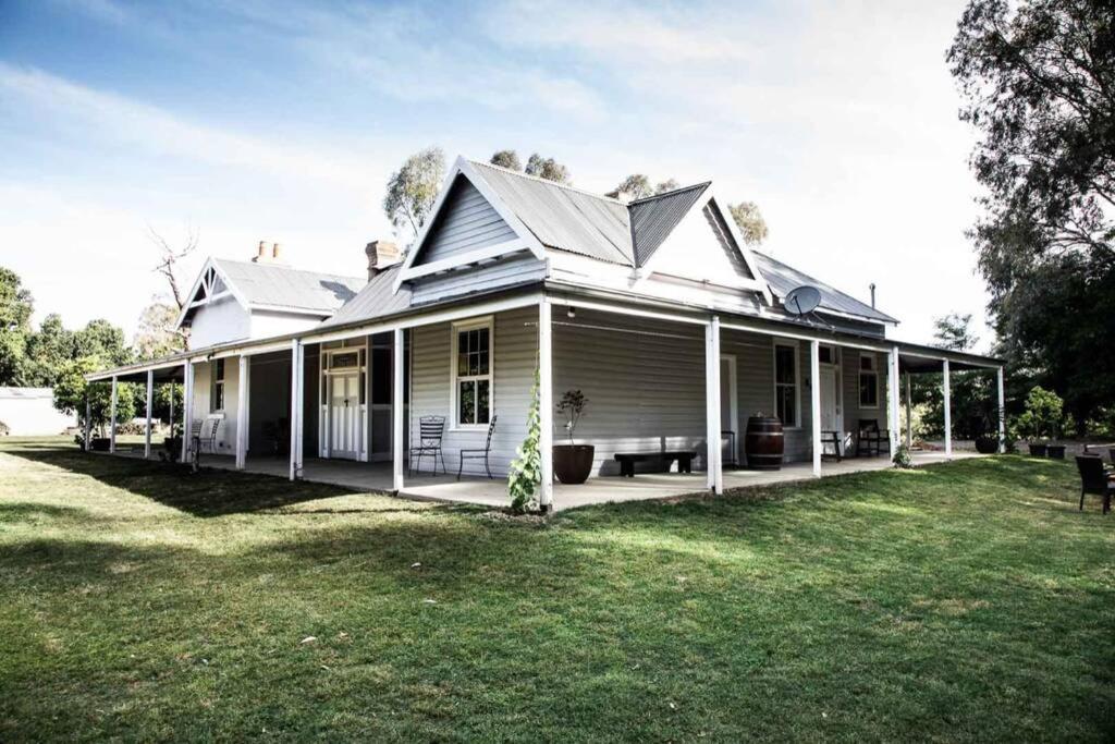 The Glen Farmhouse on Ovens River