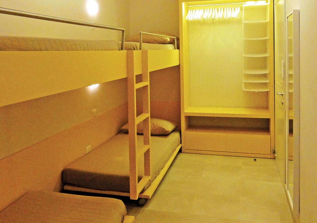 LE MAREE ALTA MAREA en Procchio — hotel room