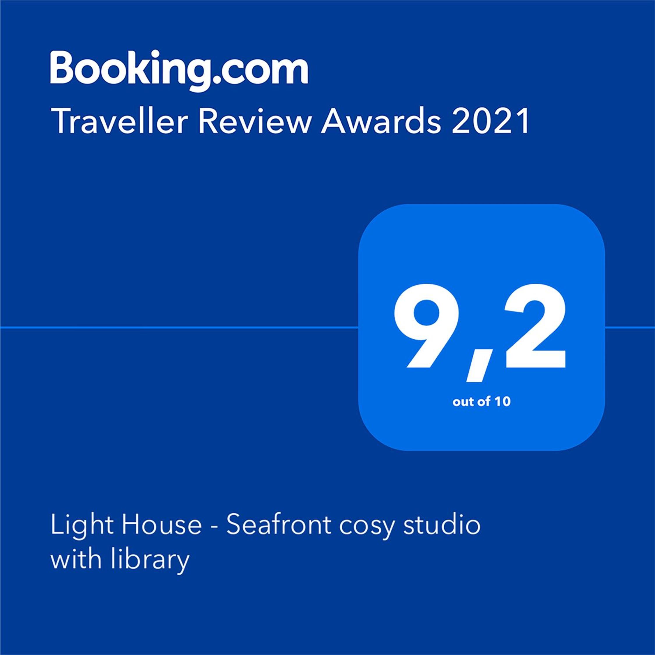 Light House - Seafront cosy studio with library view 2
