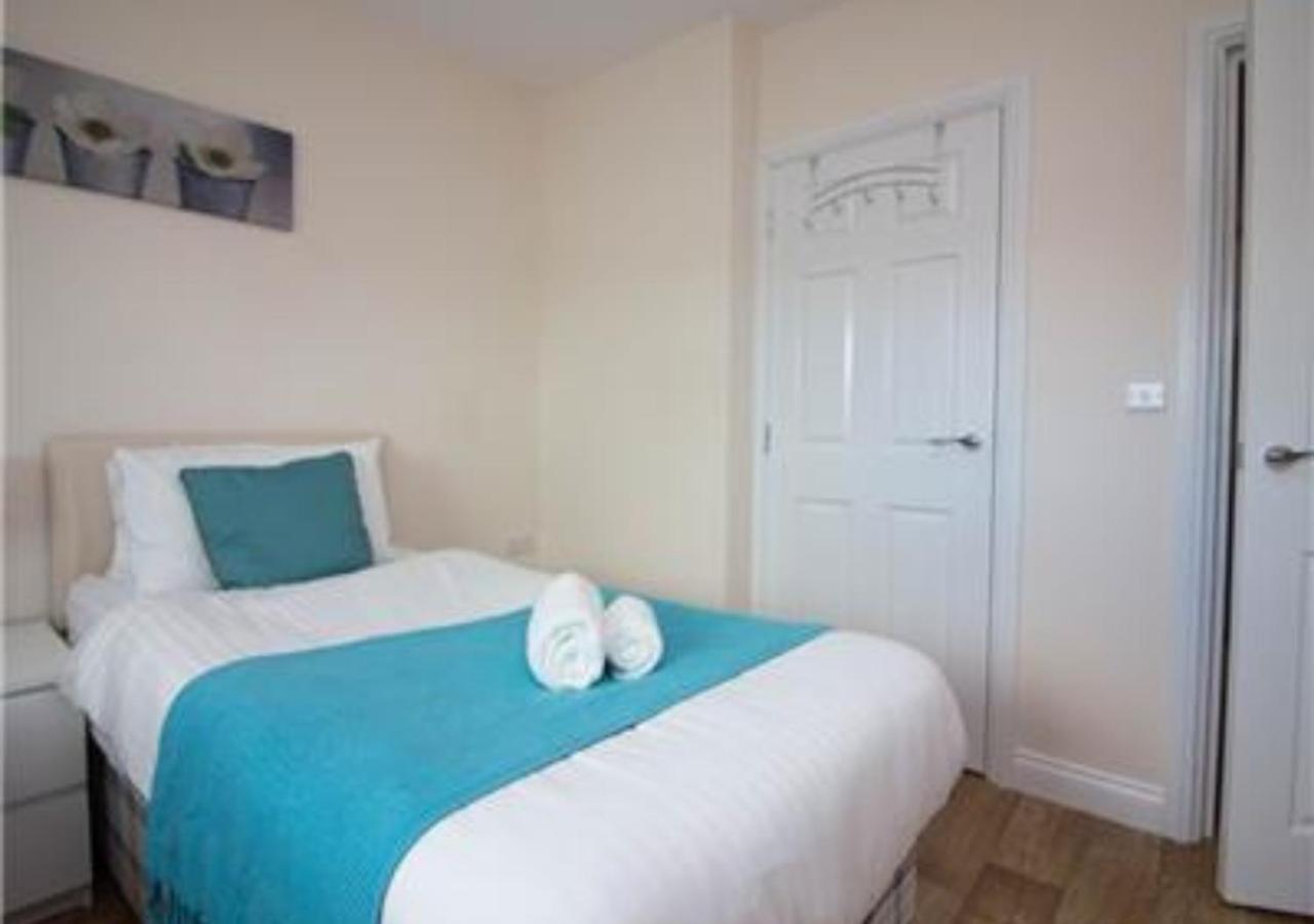 StayZo Castle Point 18 Apartments - Premier Lodge view 2
