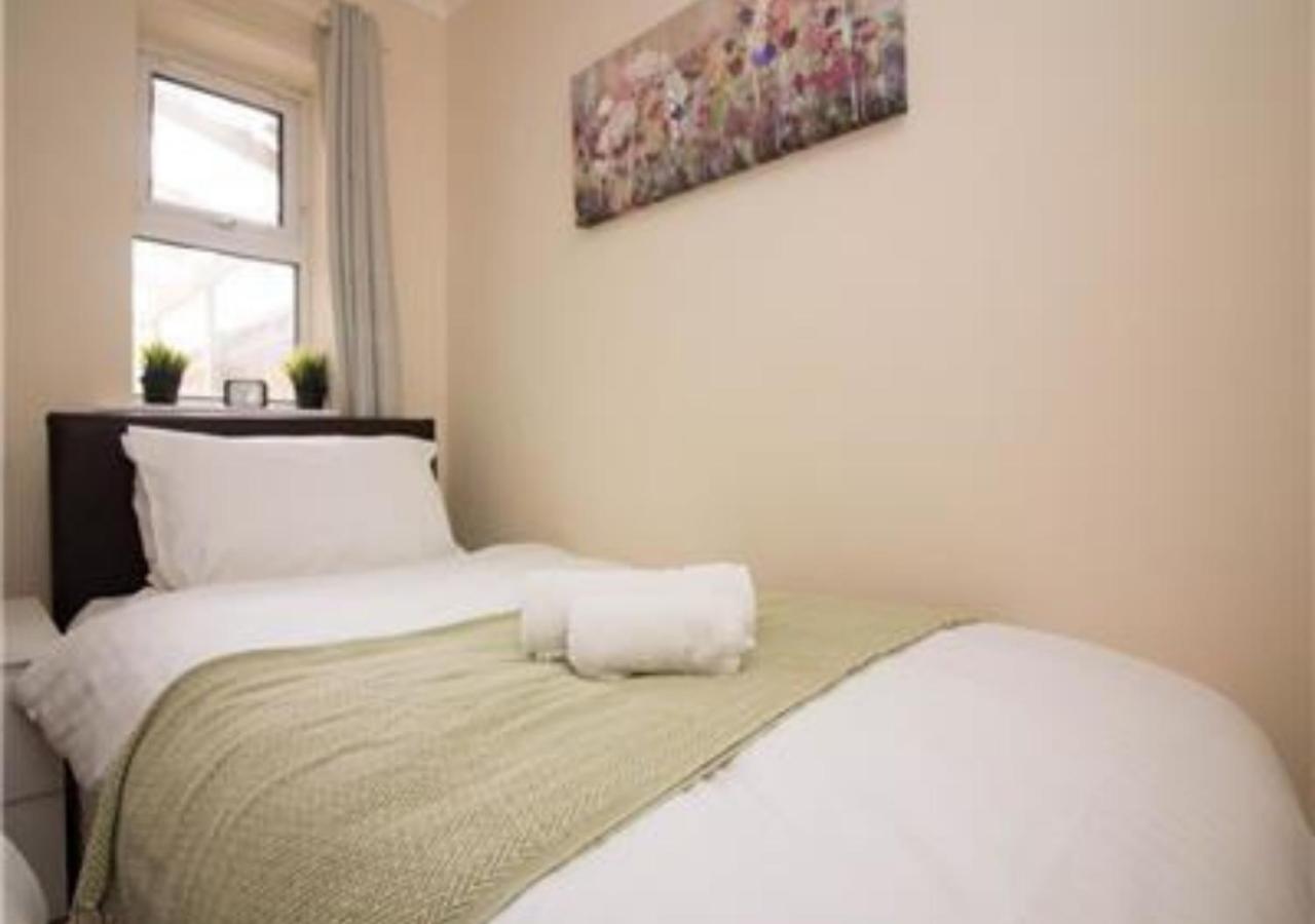 StayZo Penthouse Accommodation 2- Premier Lodge view 3