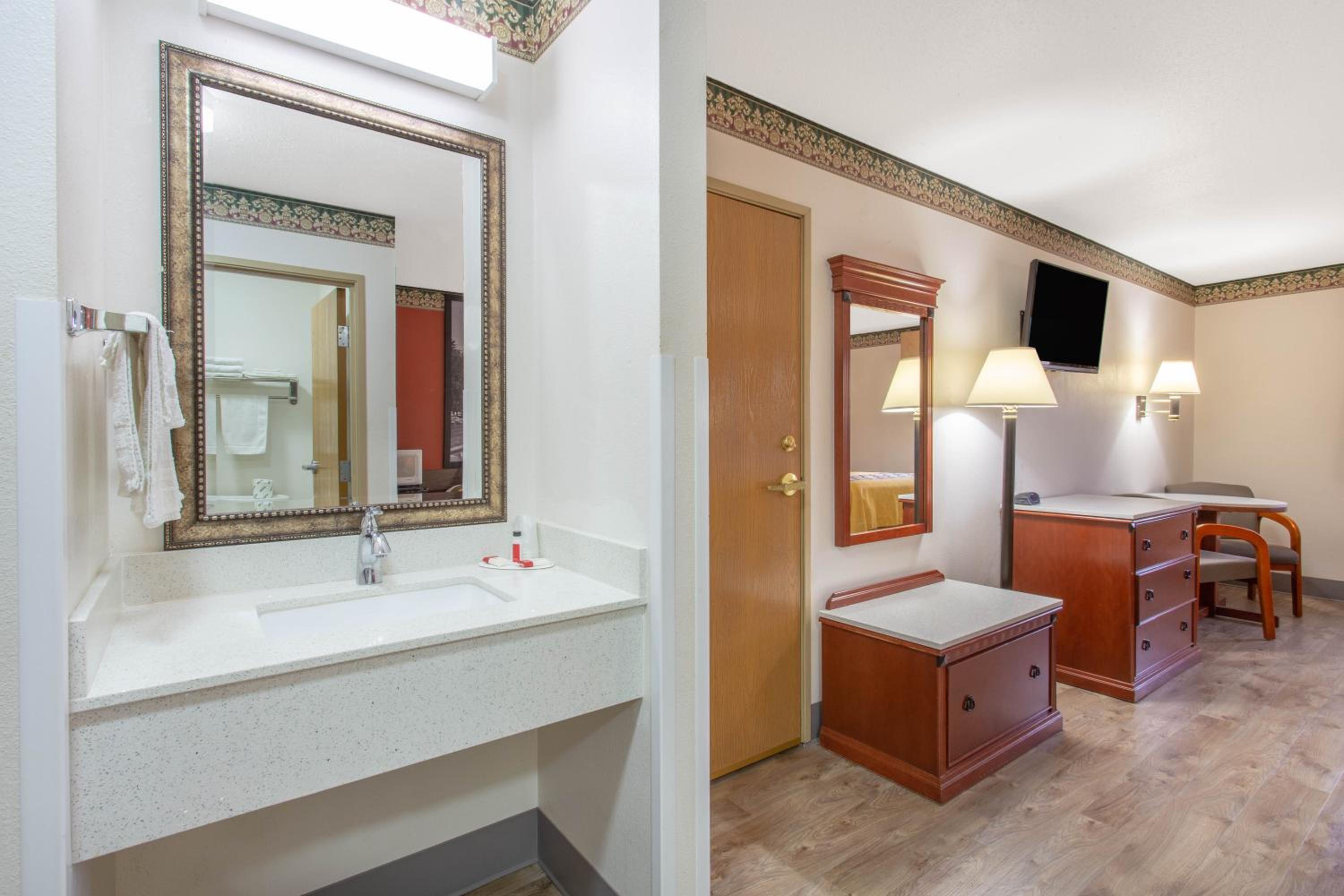 Bloomington Vacations - Super 8 by Wyndham Bedford - Property Image 3