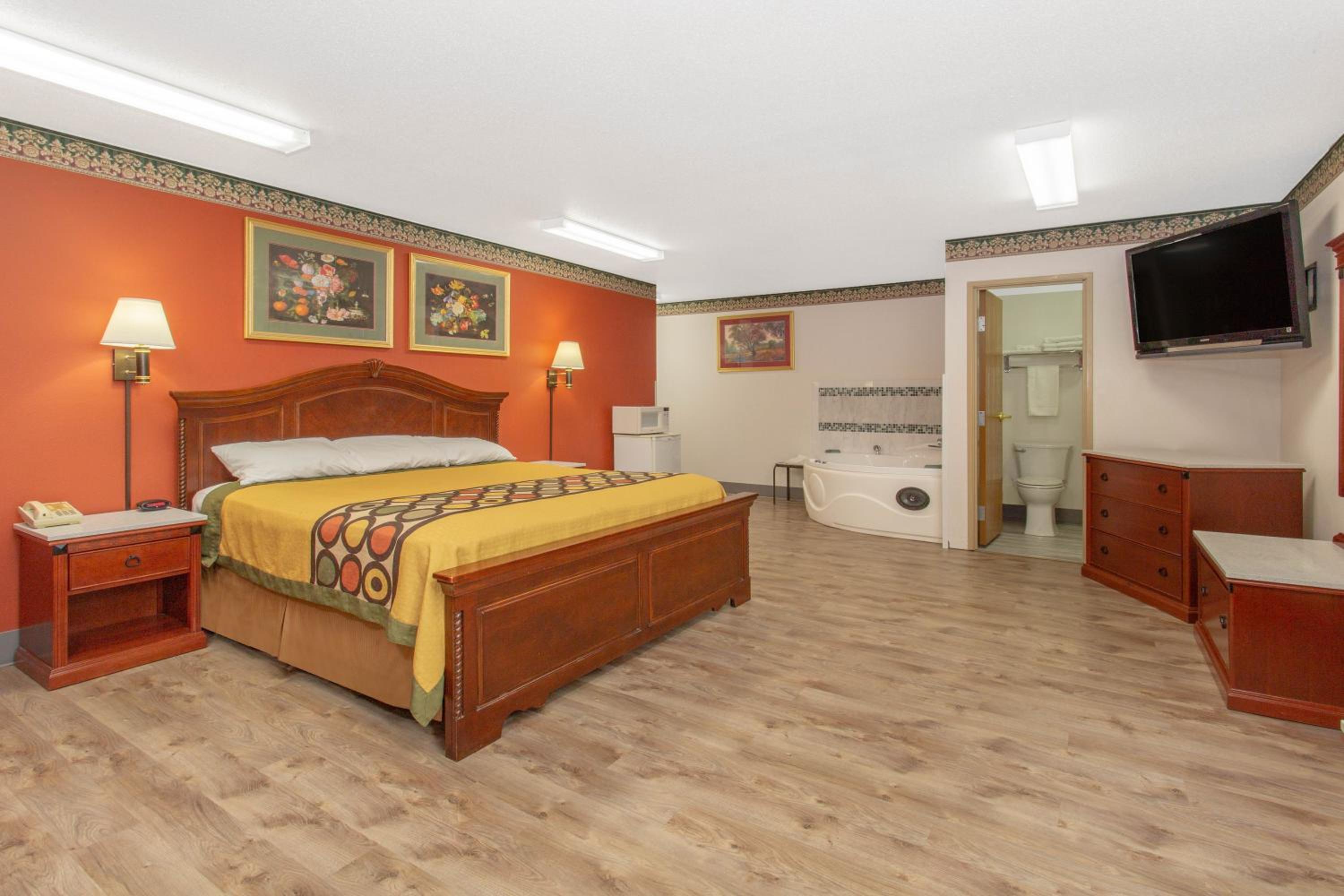 Bloomington Vacations - Super 8 by Wyndham Bedford - Property Image 4