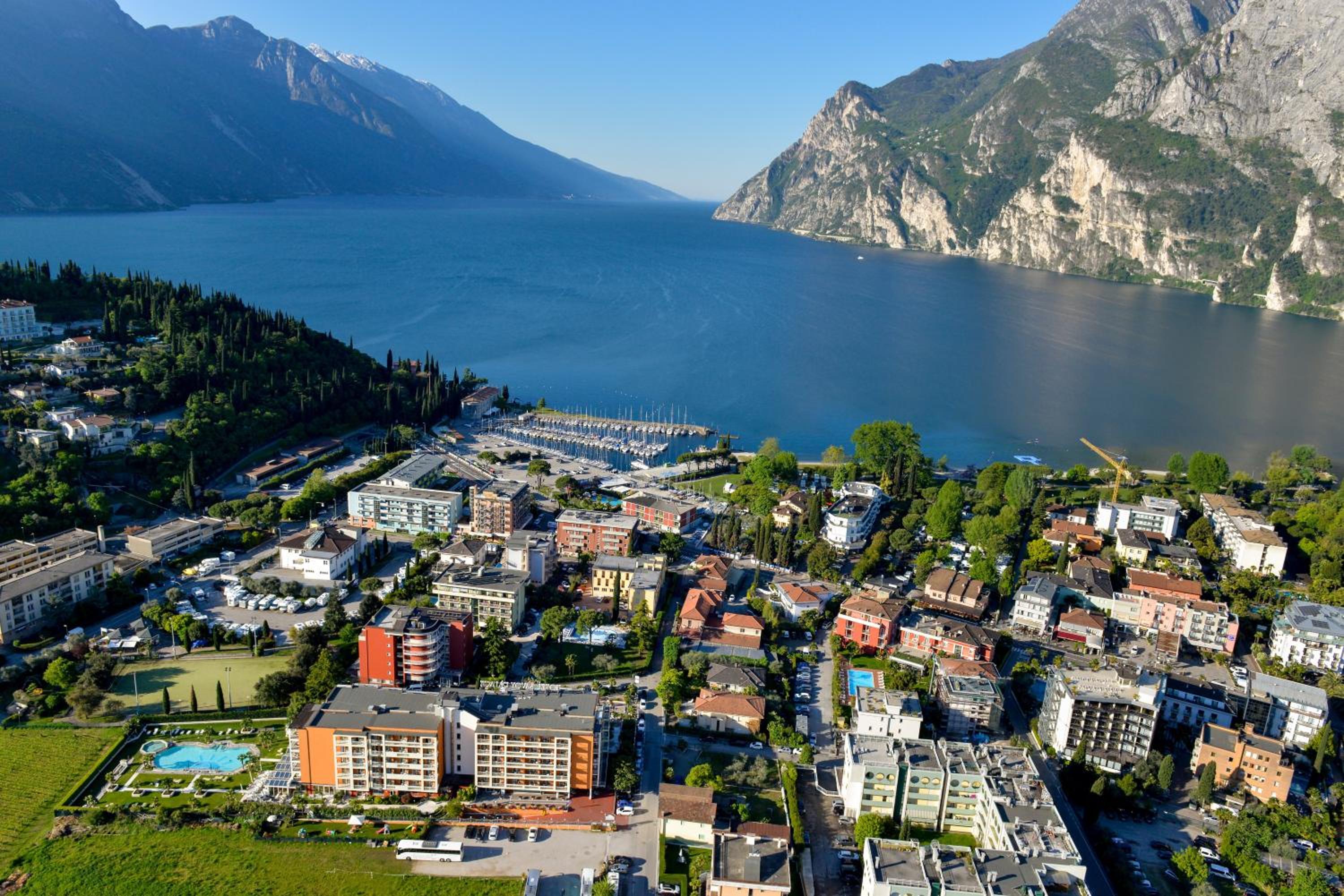 Hotel Lake Front Hotel Mirage - Image 1