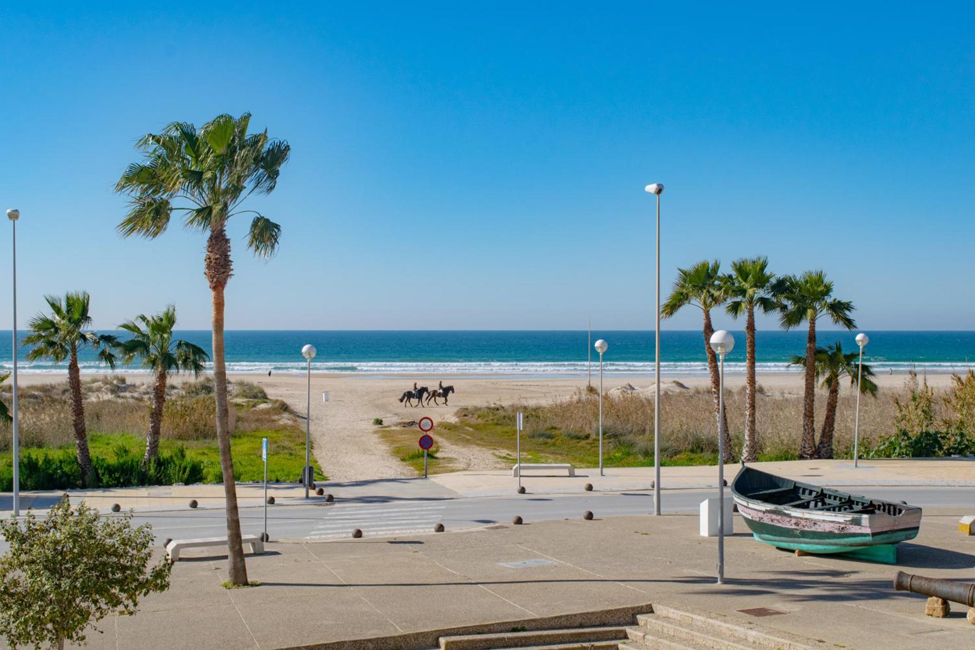 Santa Barbara A Beach front apartment with sea view and garage in Conil view 4