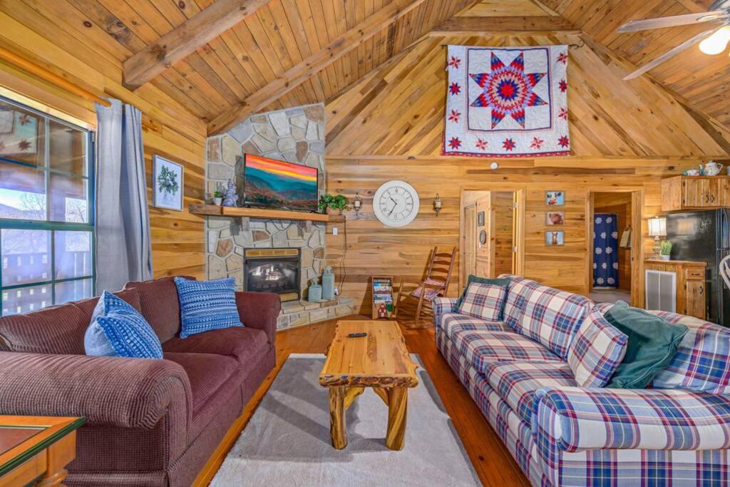 Beautiful View! Log cabin,Fireplace,Hot Tub,Arcade,Pool,Fishing view 2
