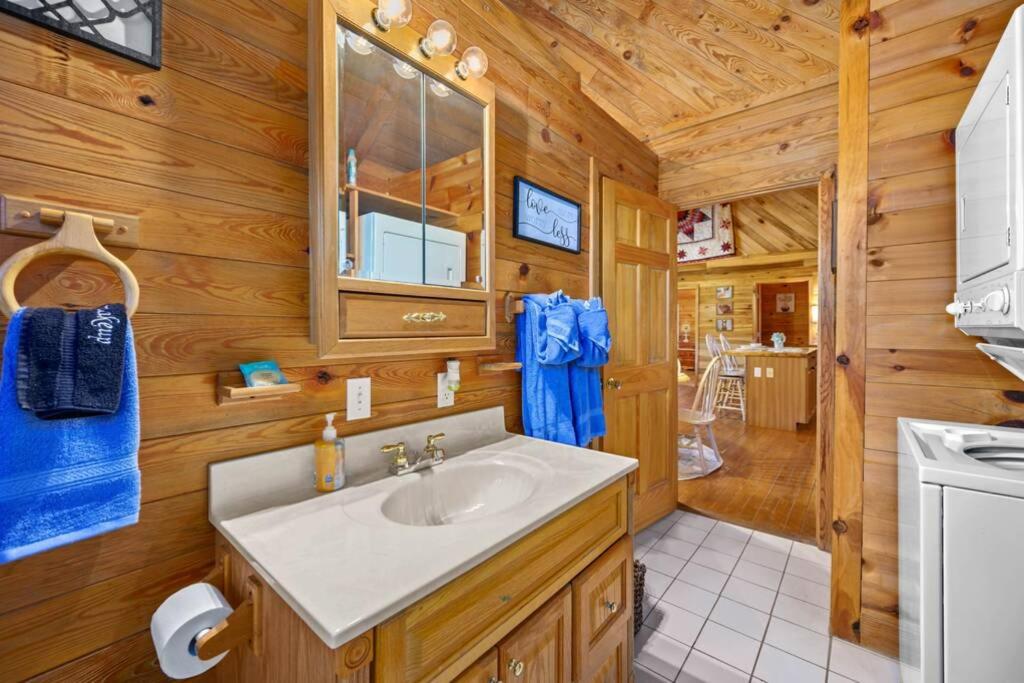 Beautiful View! Log cabin,Fireplace,Hot Tub,Arcade,Pool,Fishing view 3