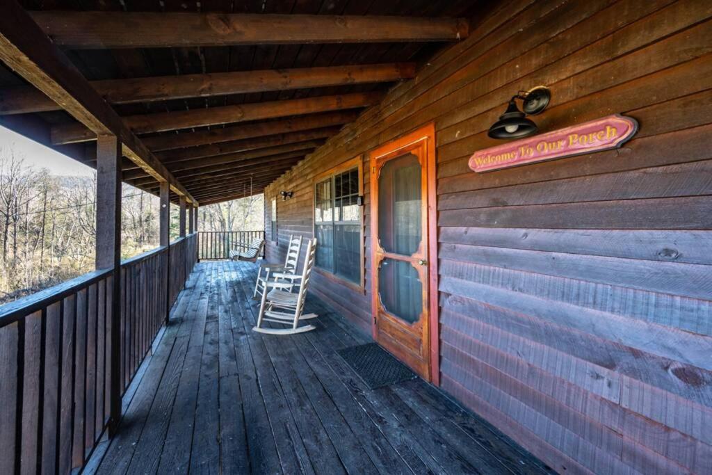 Beautiful View! Log cabin,Fireplace,Hot Tub,Arcade,Pool,Fishing view 4
