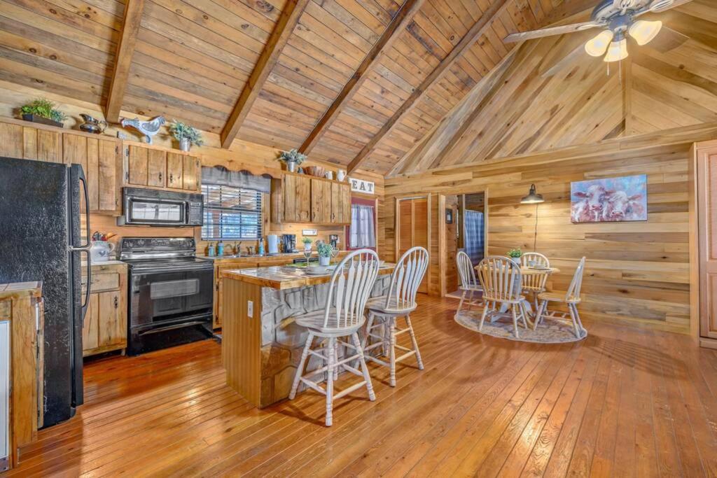 Beautiful View! Log cabin,Fireplace,Hot Tub,Arcade,Pool,Fishing view 5