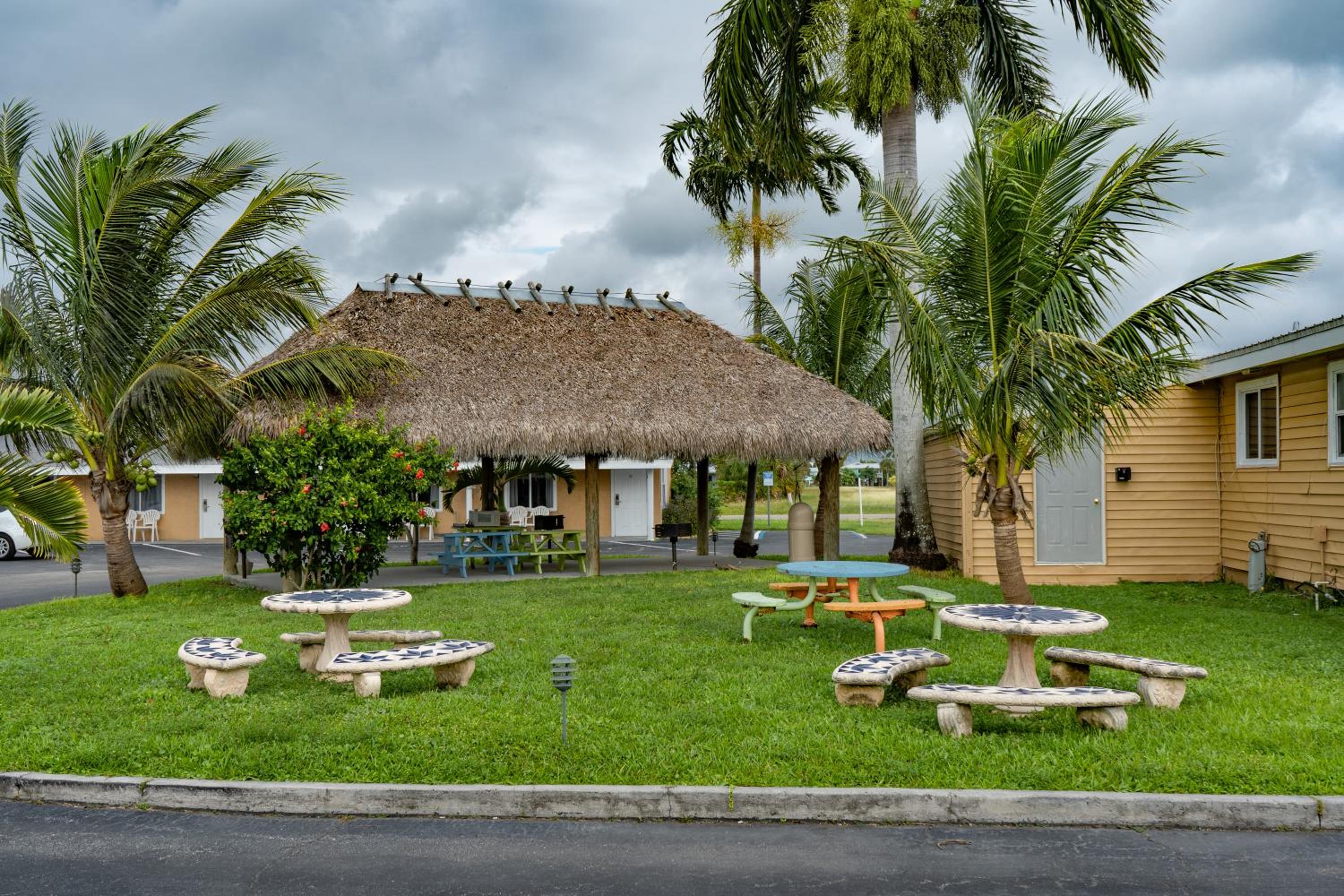 Everglades City Motel - Everglades Adventures Inn