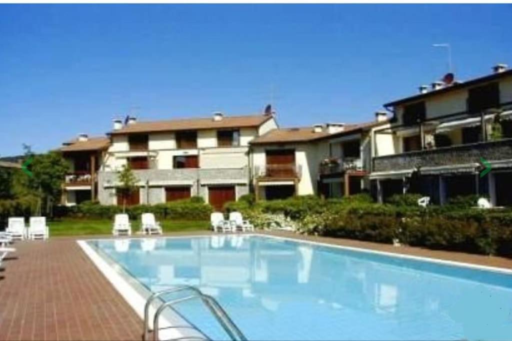 Villa con ampio giardino esterno e piscina condominiale view 3