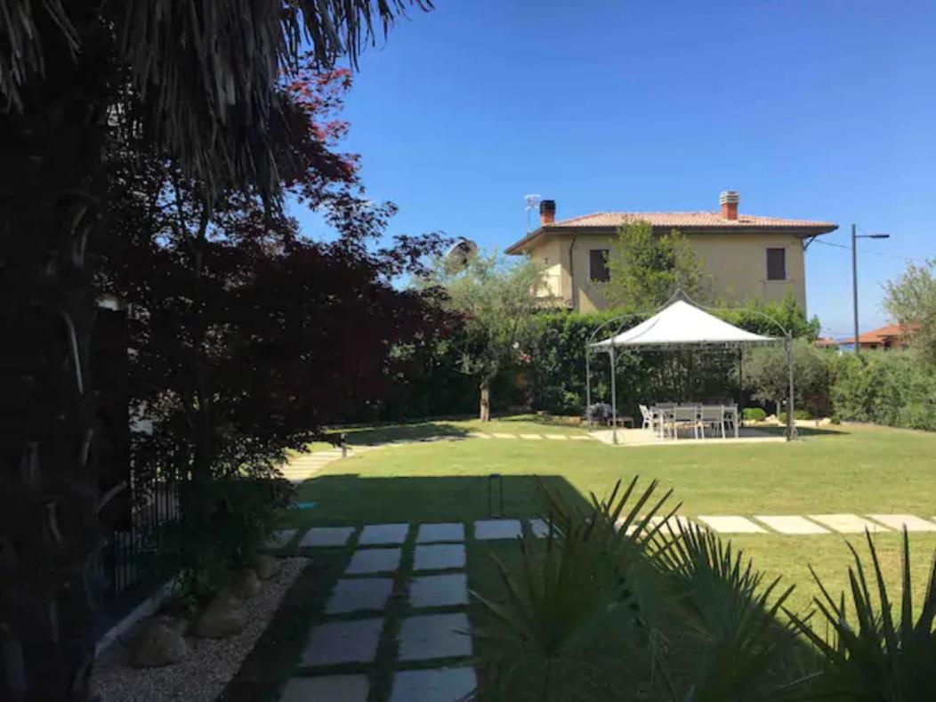 Villa con ampio giardino esterno e piscina condominiale view 2
