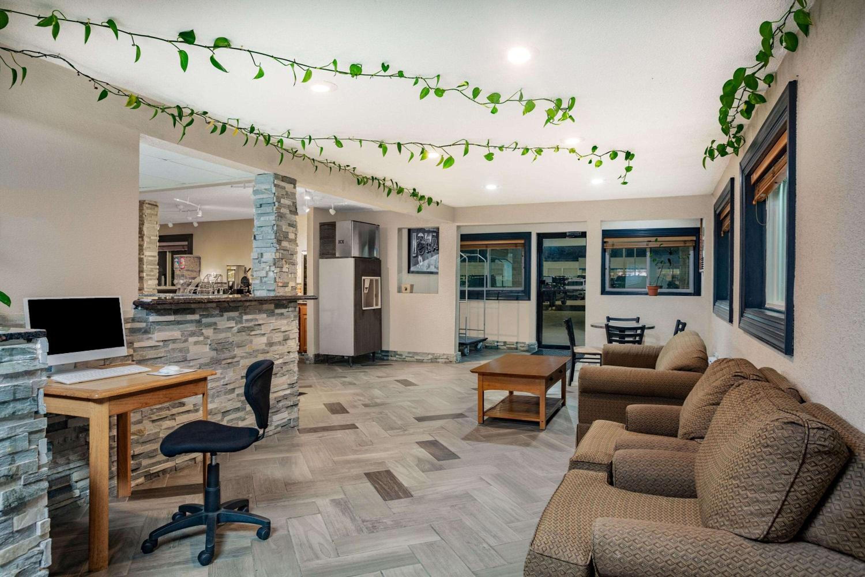 Miscellaneous Market Vacations - Super 8 by Wyndham Fort Madison - Property Image 3